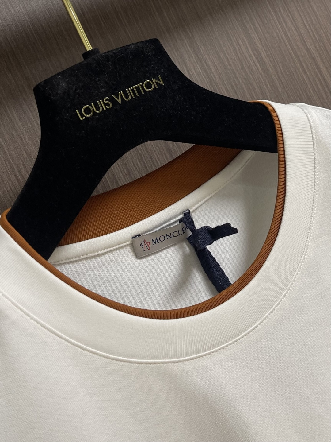 Moncler 刺绣标识假俩件短袖T恤，定制云柔平纹棉 柔软细腻 舒适贴肤 以极致黑为底 撞色为诗 让色