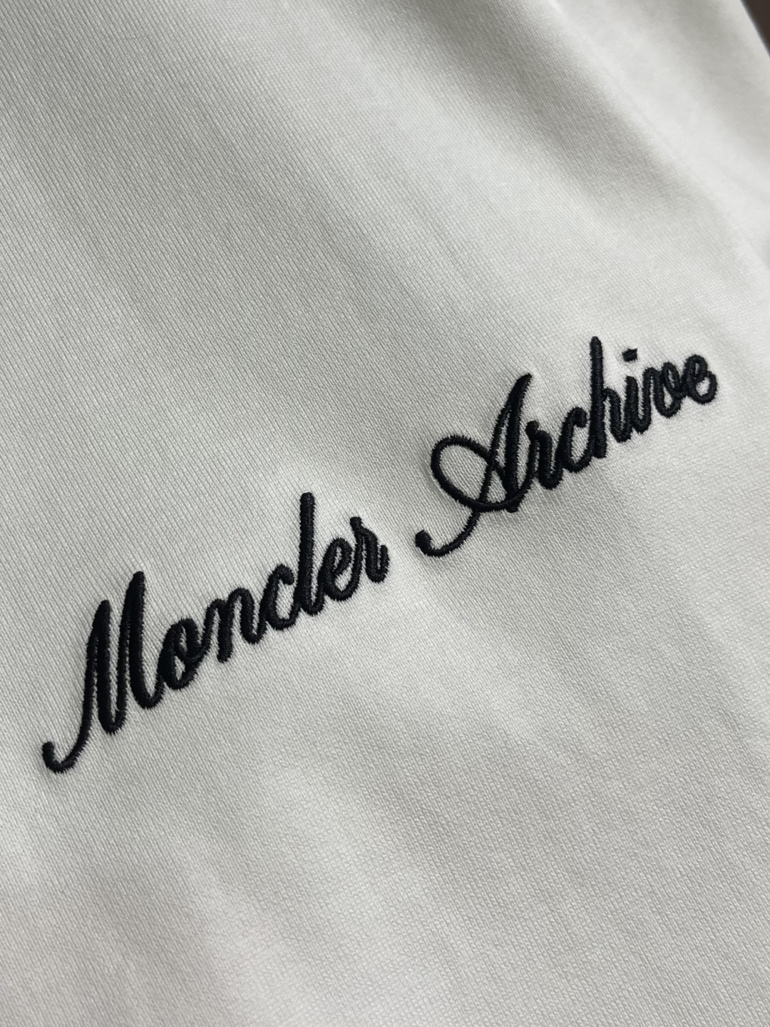 Moncler 刺绣标识假俩件短袖T恤，定制云柔平纹棉 柔软细腻 舒适贴肤 以极致黑为底 撞色为诗 让色