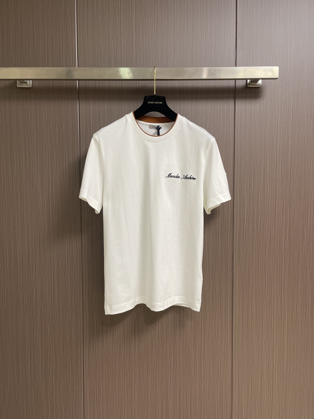 Moncler 刺绣标识假俩件短袖T恤，定制云柔平纹棉 柔软细腻 舒适贴肤 以极致黑为底 撞色为诗 让色