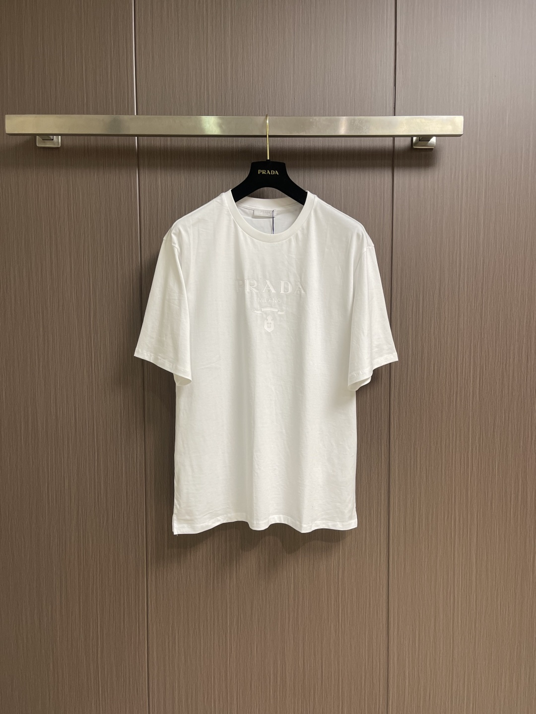 NO:759467,PRADA  Chest printed round neck short-sleeved T-shirt. The fabric is made of the original high-count heavyweight pure cotton fabric that has been fermented and washed. It effectively softens the fiber structure, feels soft and skin-friendly, and improves wrinkle resistance and drape. The upper body is comfortable and breathable. The brand's iconic three LOGOs on the chest are accurately presented using high-temperature heat transfer technology. The color is full and the adhesion is strong. It will not fade after repeated washing.  It is easy to fall off, retains the high-end texture of the brand, and can be easily integrated into various daily wear. The overall wiring is straight and delicate, the fabric is comfortable and soft, and the color is consistent without color difference. It can be matched with the same style to create a fashionable look and control various occasions. Custom-woven and dyed, there is no color difference from the original version. The craftsmanship is perfectly restored, three standards are complete, and customized accessories. Sizes S-XL  S size bust 110 shoulder width 50 length 71 medium size bust 114 shoulder width 51 length 72.5 L size bust 118 shoulder width 52 length 74 XL size bust 122 shoulder width 53 length 75.5, prada, T-shirt, tees, t-shirt,19860909PRADA 前胸印花圆领短袖T恤,面料采用原版一致经酵洗处理的高支重磅纯棉面料,有效软化纤维结构,触感柔软亲肤同时提升抗皱性与垂坠感,上身舒适透气.胸前品牌标志性三LOGO采用高温烫画工艺精准呈现,色彩饱满且附着力强,经反复洗涤不易脱落,既保留品牌高级质感,又能轻松融入日常多元穿搭.整体走线平直细腻,面料舒适柔软,颜色一致无色差,能与同款搭配营造时尚造型,驾驭各种场合.定织定染,与原版无任何色差.匠心工艺完美还原,三标齐全,定制辅料.尺码S-XL S码胸围110 肩宽50 衣长71 M码 胸围114 肩宽51 衣长72.5 L码胸围118 肩宽52 衣长74 XL码 胸围122 肩宽53衣长75.5,,prada,T-shirt,tees，t-shirt,,Men's clothing