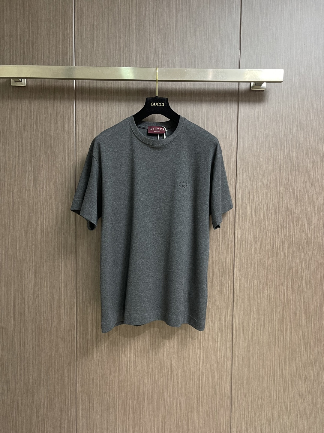 NO:759474,GUCCI round neck double G interlocking embroidered knitted cotton short-sleeved T-shirt, made of 40-count double-sided fabric 230 grams, 32-count 1*1 stretch rib 290 grams, imported embroidery, fabric washable. Sizes S-XL S size chest 110 shoulder width 50 length 70.5 M size chest 114 shoulder width 51 length 72 L size chest 118 shoulder width 52 length 73.5  XL size, bust 122, shoulder width 53, length 75, gucci, T-shirt, tees, t-shirt,19860909GUCCI 圆领双G互扣刺绣针织棉短袖T恤,采用40支双面面料230克,32支1*1拉架罗纹290克,进口刺绣,面料酵洗.尺码S-XL S码胸围110 肩宽50 衣长70.5 M码 胸围114 肩宽51 衣长72 L码胸围118 肩宽52 衣长73.5 XL码 胸围122 肩宽53衣长75,,gucci,T-shirt,tees，t-shirt,,Men's clothing