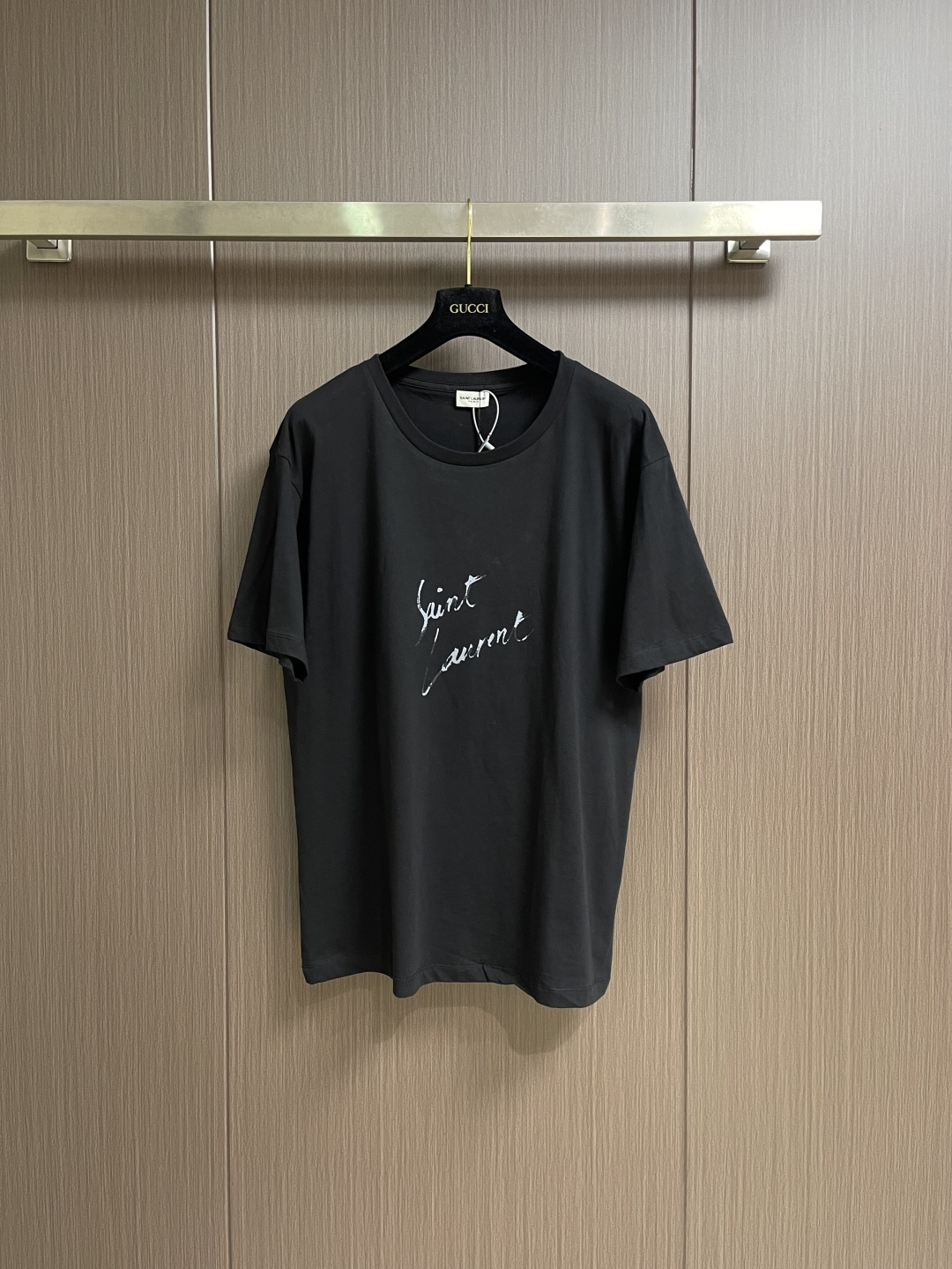 NO:759483,YSL Saint Laurent  Printed round-neck T-shirt, the fabric is made of the original 32-count smooth plain fabric, which is delicate and skin-friendly; it is matched with 210 grams of combed cotton rib, and the collar and cuffs are tight and stylish. The whole body glue printing process makes the color full and three-dimensional, and it will not fall off easily after long-term washing. The fabric has been fermented and washed to improve the feel.  Softer, comfortable and natural on the upper body. Customized hot stamping trademark, details are loyal to the original version. Fitted version and neat tailoring, classic round neck design, suitable for wearing alone or as an inner layer. Custom woven and dyed, no color difference from the original version. Craftsmanship is perfectly restored, three standards are complete, customized accessories. Sizes S-XL  S size bust 110 shoulder width 52.5 length 72 size M bust size 114 shoulder width 54 length 73.5 L size bust 118 shoulder width 55.5 length 75 XL size bust 122 shoulder width 57 length 76.5,,saint laurent,saint laurent,tees,t-shirt,19860909YSL Saint Laurent 印花圆领T恤,面料采用原版一致32支爽滑平纹面料,触感细腻亲肤；配套精梳棉罗纹210克,领口袖口紧致有型.全身胶浆印花工艺,色彩饱满立体,久洗不易脱落.面料经酵洗处理,手感更柔软,上身舒适自然.定制烫金商标,细节忠于原版.合身版型利落剪裁,经典圆领设计,单穿内搭皆宜.定织定染,与原版无任何色差.匠心工艺完美还原,三标齐全,定制辅料.尺码S-XL S码胸围110 肩宽52.5 衣长72 M码 胸围114 肩宽54 衣长73.5 L码胸围118 肩宽55.5 衣长75 XL码 胸围122 肩宽57 衣长76.5,,saint laurent,saint laurent,tees，t-shirt,,Men's clothing