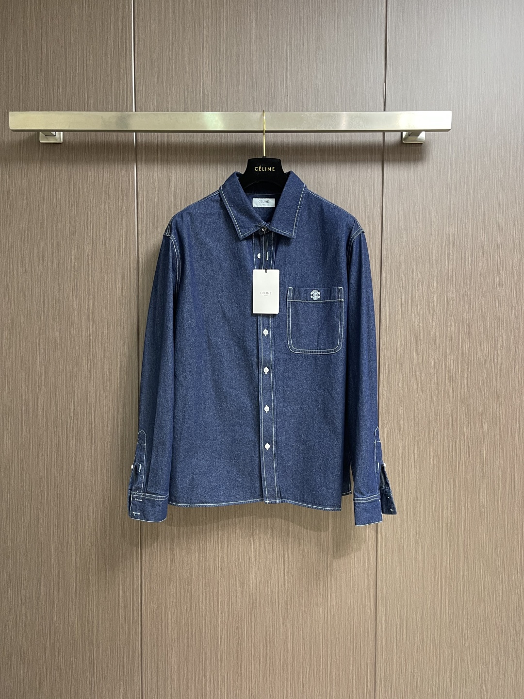 NO:756941,Celine  Long-sleeved denim shirt with embroidery, selected high-count cotton, woven using traditional woven technology, with a yarn density of 12 ounces, with a moderate sense of stiffness and softness. The cotton fiber is combed to remove short fiber impurities, ensuring a fine and smooth surface of the fabric, and reducing fluff when worn. The dark blue is dip-dyed with plant indigo dye, showing a uniform and full color. Natural biological enzymes are used to decompose floating colors and impurities on the surface of the cotton fiber.  , making the fabric feel softer while retaining the original texture of the fabric to avoid excessive fading. At the same time, the water temperature and time are strictly controlled during the washing process to ensure that the fabric shrinkage is controlled within 3%, ensuring that the size of the garment is stable and not easy to deform. The overall wiring is straight and delicate, the fabric is comfortable and soft, and the color is consistent and without color difference. It can be matched with the same style to create a fashionable look, control various occasions, customized accessories, complete three standards, the same style for men and women!  Size S-XL S size shoulder width 50 bust 118 length 73 M size shoulder width 51 bust 122 length 74 L size shoulder width 52 bust 126 length 75 XL size shoulder width 53 bust 130 length 76,,celine,shirts,19860909Celine 饰刺绣长袖牛仔衬衫,甄选高支棉,采用传统梭织工艺织造,纱线密度达12盎司,兼具适度的挺括感与柔软度.棉纤维经过精梳处理,去除短纤杂质,确保面料表面细腻平整,减少穿着时的起毛现象.深蓝色通过植物靛蓝染料浸染,呈现均匀饱满的色泽.使用天然生物酵素分解棉纤维表面的浮色与杂质,使面料触感更柔软,同时保留面料的原始纹理,避免过度褪色.同时水洗过程中严格控制水温与时长,确保面料缩水率控制在百分之3以内,保证成衣尺寸稳定,不易变形.整体走线平直细腻,面料舒适柔软,颜色一致无色差能与同款搭配营造时尚造型,驾驭各种场合,定制辅料,三标齐全,男女同款！尺码S-XL S码肩宽50胸围118 衣长73 M码 肩宽51 胸围122 衣长74 L码肩宽52胸围126 衣长75 XL码 肩宽53胸围130 衣长76,,celine,shirts,,Men's clothing