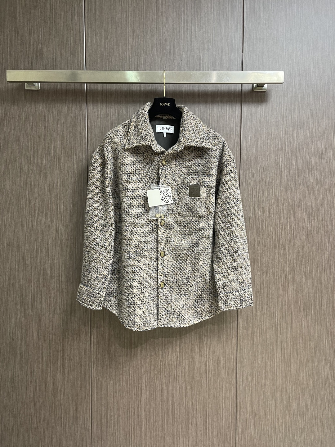 NO:756937,Loewe  Wool blended shirt-style jacket is made of carefully proportioned blended fabrics. Wool provides natural warmth and a crisp silhouette. Mohair gives the fabric a delicate and fluffy velvety feel. A small amount of nylon is added to enhance wear resistance and wrinkle resistance. The three are integrated to create  Made with an ideal thickness of medium weight, taking into account both warmth and lightness. Through the 'double-sided sanding' process, the surface of the fabric presents a rich short-pile texture, which feels as soft and skin-friendly as cashmere, while retaining the sinewy feel of wool blending. Micro plaid pattern  The case is based on sand beige, intertwined with gray, brown and blue yarns, and is woven through yarn-dyed technology. The micro-check pattern is uniform in size, delicate and unobtrusive, presenting a low-key retro charm. The fabric has gone through three sanding processes to ensure uniform pile length.  (approximately 0.3mm), with no obvious pilling. After sanding, a 'low-temperature pre-shrinking' process is performed to control the shrinkage within 2% to ensure stable size of the garment. The overall wiring is straight and delicate, the fabric is comfortable and soft, and the color is consistent without color difference.  It can be matched with the same style to create a fashionable look, and can be used in various occasions. Customized accessories, complete with three standards, same style for men and women!  Size S-XL 46-52 S size shoulder width 61 bust 120 length 77.5 M size shoulder width 62 bust 124 length 79 L size shoulder width 63 bust 128 length 80.5 XL size shoulder width 64 bust 132 length 82,,loewe,jackets & coats,shirts,19860909Loewe 羊毛混纺衬衫式外套,采用精心配比的混纺面料,羊毛提供天然保暖与挺括廓形,马海毛赋予面料细腻蓬松的绒毛感,少量锦纶的喂入则增强耐磨性与抗皱性,三者融合打造中克重的理想厚度,兼顾温度与轻盈.通过'双面磨毛'工艺处理,面料表面呈现丰盈的短绒毛肌理,触感如羊绒般柔软亲肤,同时保留羊毛混纺的筋骨感.微型格纹图案以沙米色为基底,交织灰、棕、蓝三色纱线,通过色织工艺织就,微型格纹尺寸统一,细腻而不张扬,呈现低调的复古韵味.面料经过3道磨毛工序,确保绒毛长度均匀（约0.3mm),无明显起球现象.磨毛后进行'低温预缩'处理,将缩水率控制在2％以内,保证成衣尺寸稳定.整体走线平直细腻,面料舒适柔软,颜色一致无色差 能与同款搭配营造时尚造型,驾驭各种场合,定制辅料,三标齐全,男女同款！尺码S-XL 46-52 S码肩宽61胸围120 衣长77.5 M码 肩宽62胸围124 衣长79 L码肩宽63胸围128 衣长80.5 XL码 肩宽64胸围132 衣长82,,loewe,jackets & coats,shirts,,Men's clothing