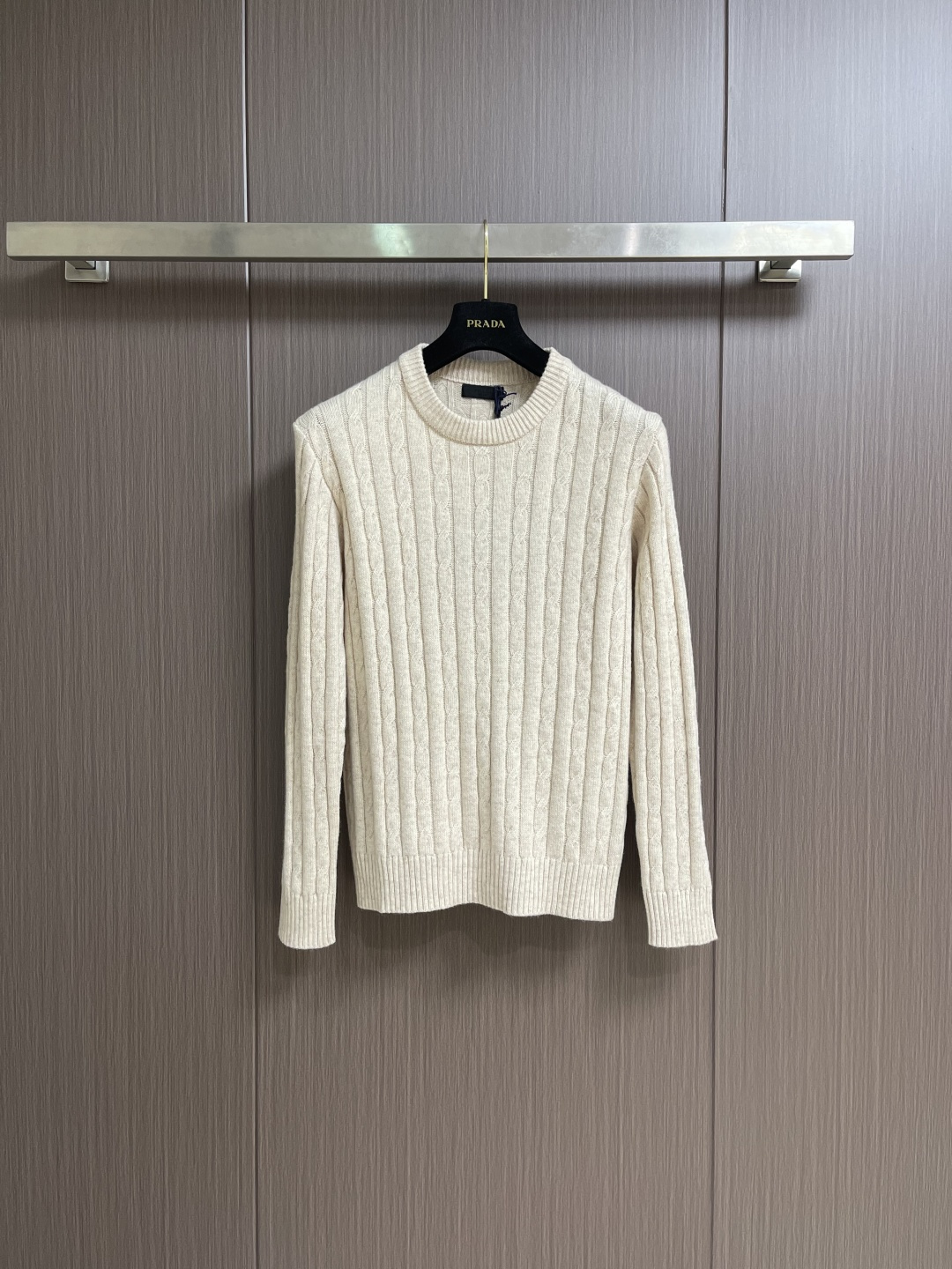 NO:756929,Prada  Cable round neck knitted sweater. This round neck cable knitted sweater is made of high-quality wool blended yarn. It is washed at low temperature and pre-shrunk. It feels soft and skin-friendly and has good warmth retention and anti-pilling properties. It is not easy to deform after long-term wear. The body is made of classic  The three-dimensional cable knitting process uses multi-needle staggered thread picking to form a layered texture, which is visually full and full of texture, and at the same time enhances the elasticity and breathability of the fabric. The round neckline adopts a double-strand ribbing process and is matched with reinforced stitching.  It effectively prevents the collar from loosening and deforming, and fits the neck line. The cuffs and hem are tightened with ribs of the same specification, with even elasticity, which can not only fix the shape but also improve the comfort of movement. The whole body adopts boneless stitching technology, the wiring is fine and flat, reducing skin friction. The version is slightly loose and straight cut, taking into account the casual feeling and the effect of modifying the body shape. The craftsmanship details are everywhere to highlight the light luxury texture and practical wearing experience. The overall routing is straight and delicate, the fabric is comfortable and soft, and the color is consistent and without color difference.  It can be matched with the same style to create a fashionable look, and can be used in various occasions. Customized accessories, complete with three standards, same style for men and women!  Size S-XL S size dress length 62.5, bust 104 shoulder width 40.5 M size dress length 64.5 bust 108 shoulder width 42 L size dress length 66.5 bust 112 shoulder width 43.5 XL size dress length 68.5 bust 116 shoulder width 45,, prada, sweaters,19860909Prada 绞花圆领针织毛衣,这款圆领绞花针织衫精选优质羊毛混纺纱线,经低温水洗与预缩处理,触感软糯亲肤且具备良好保暖性与抗起球性能,久穿不易变形.衣身采用经典立体绞花编织工艺,通过多针位交错挑线形成富有层次的纹理,视觉饱满且富有肌理感,同时增强面料的弹性与透气性.圆领领口采用双股罗纹收边工艺,搭配加固车线,有效防止领口松弛变形,贴合颈部线条.袖口与下摆处采用同规格罗纹收束,弹力均匀,既能固定版型又能提升活动舒适度.整体采用无骨缝合工艺,走线细密平整,减少肌肤摩擦感,版型为微宽松直身剪裁,兼顾休闲感与修饰身形的效果,工艺细节处处彰显轻奢质感与实用穿着体验.整体走线平直细腻,面料舒适柔软,颜色一致无色差 能与同款搭配营造时尚造型,驾驭各种场合,定制辅料,三标齐全,男女同款！尺码S-XL S码衣长62.5 胸围104 肩宽40.5 M码 衣长64.5 胸围108 肩宽42 L码衣长66.5 胸围112肩宽43.5 XL码 衣长68.5 胸围116肩宽45,,prada,sweaters,,Men's clothing