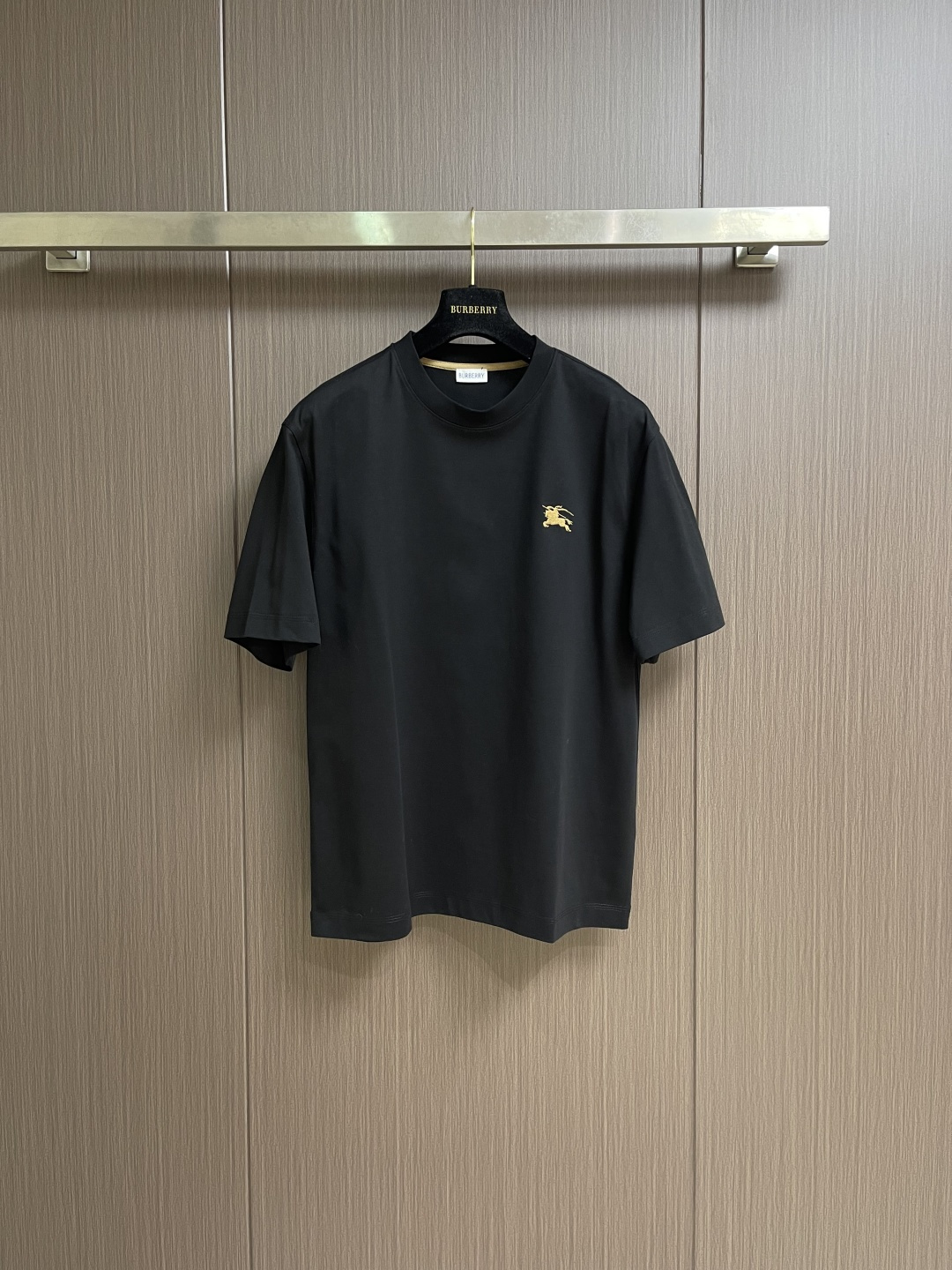 NO:759460,Burberry war horse embroidered short-sleeved T-shirt, made of plain woven cotton, embellished with equestrian knight logo embroidery, adopts a round neck design, showing a slim fit. The overall line is straight and delicate, the fabric is comfortable and soft, the color is consistent and no color difference. It can be matched with the same style to create a fashionable look and control various occasions. Customized accessories, complete with three standards, same style for men and women. Sizes S-XL, burberry, T-shirt, tees, t-shirt,19860909Burberry 战马刺绣短袖T恤,采用平织棉,点缀马术骑士徽标刺绣,采用圆领设计,呈现修身版型.整体走线平直细腻 面料舒适柔软 颜色一致无色差 能与同款搭配营造时尚造型,驾驭各种场合,定制辅料,三标齐全,男女同款.尺码S-XL,,burberry,T-shirt,tees，t-shirt,,Men's clothing