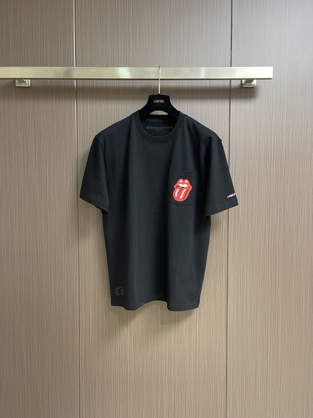 NO:756920,CH Chrome Hearts co-branded Rolling Stones 2026ss new spring and summer co-branded short-sleeved T-shirt, overall custom-woven and dyed pure cotton fabric, customized Rolling Stones red small tongue leather label, has different visual effects in different environments, details are handled very well, a top-notch item that will never go out of style. Sizes S-XL, chrome hearts, T-shirt, tees, t-shirt,19860909CH 克罗心 联名滚石乐队 2026ss春夏新款联名短袖T恤,整体定织定染纯棉面料,定制滚石乐队红色小舌头皮标,在不同的环境环境里有着不同的视觉效果,细节处理的非常到位,一件永远不会过时的顶级单品.尺码S-XL,,chrome hearts,T-shirt,tees，t-shirt,,Men's clothing