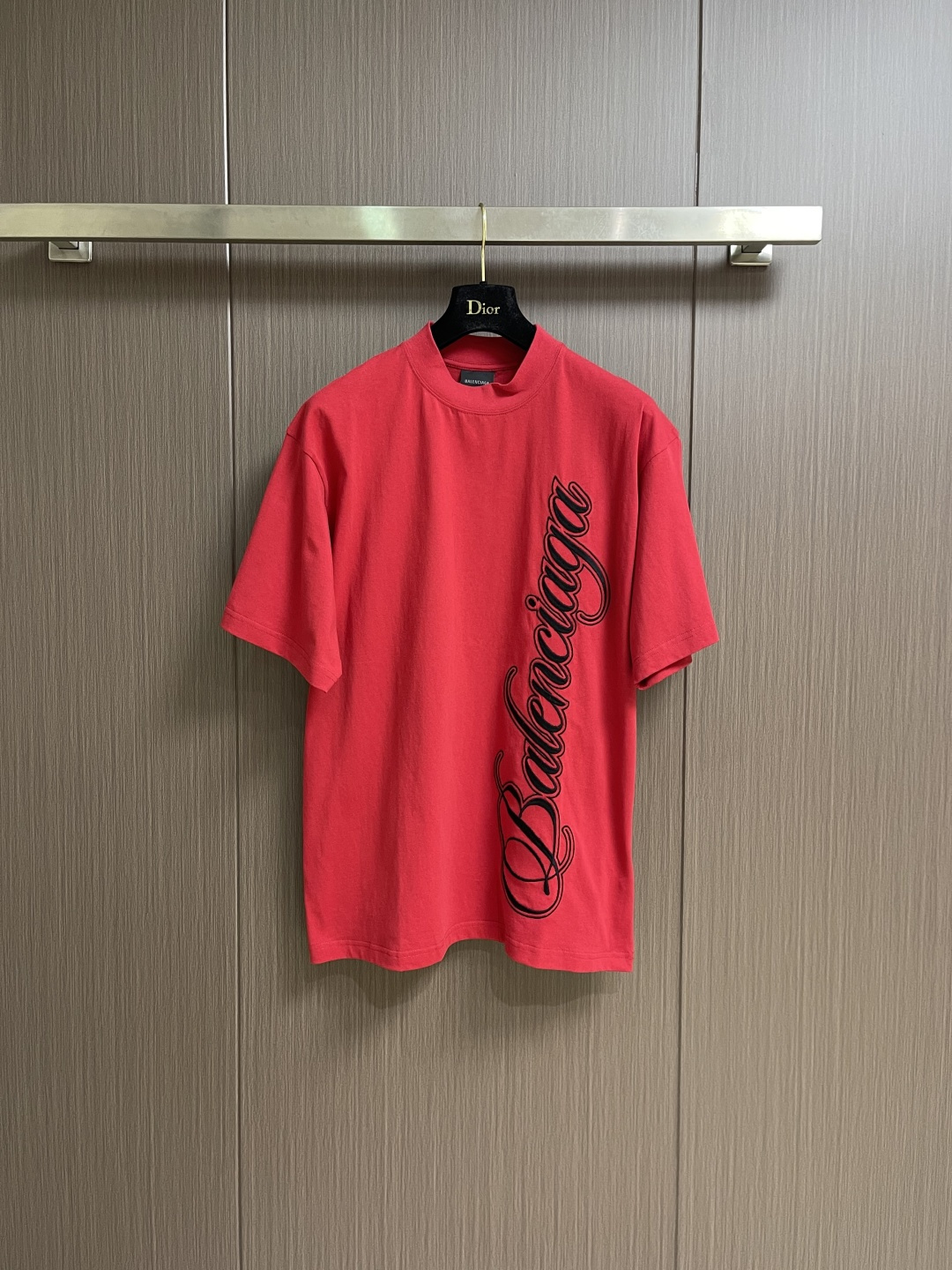 NO:759457,Balenciaga  Round neck cotton short-sleeved T-shirt with cursive letter embroidery. This gray short-sleeved T-shirt is made of heavy combed cotton fabric, pre-shrunk, soft and thick to the touch, breathable, skin-friendly and not easy to deform, ensuring comfort and durability. Classic small neckline design, the collar is reinforced with double-strand sewing, which is not easy to loose and deform, and fits the neck line. The body is cut with loose shoulders and smooth lines, creating a casual and lazy street style. The right side of the body  Using three-dimensional embroidery technology, the brand letters are presented in the form of floral patterns. The embroidery stitches are fine and full, the edges are flat, the three-dimensional effect is strong, and it is not easy to fall off the thread. The cuffs and hem are made of the same color double-thread seaming process to route the lines evenly and neatly, without excess threads, and the details are exquisite. The overall style is simple and elegant, practical and trendy, suitable for various daily wear scenarios. The overall line routing is straight and delicate, the fabric is comfortable and soft, and the colors are consistent and without color difference.  It can be matched with the same style to create a fashionable look, and can be used in various occasions. Customized accessories, complete with three standards, same style for men and women!  Sizes XS-L19860909Balenciaga 圆领棉质草书字母刺绣短袖T恤,这款灰色短袖T恤采用重磅精梳棉面料,经预缩处理,触感柔软厚实,透气亲肤且不易变形,保证穿着舒适度与耐穿性.经典小领口设计,领口采用双股线车缝加固,不易松垮变形,贴合颈部线条.衣身采用宽松落肩剪裁,线条流畅,打造随性慵懒的街头风格.右侧衣身采用立体刺绣工艺,将品牌字母以花体形式呈现,刺绣针脚细密饱满,边缘平整,立体感强,不易脱线.袖口与下摆采用同色系双线锁边工艺走线均匀工整,无多余线头,细节处理精致.整体版型简约大气,兼具实用性与潮流感,适配日常多种穿搭场景.整体走线平直细腻,面料舒适柔软,颜色一致无色差 能与同款搭配营造时尚造型,驾驭各种场合,定制辅料,三标齐全,男女同款！尺码XS-L XS码胸围116肩宽53衣长70  S码胸围120肩宽54.5衣长72  M码 胸围124肩宽56衣长74  L码胸围128肩宽57.5 衣长76,,balenciaga,T-shirt,tees，t-shirt,,Men's clothing