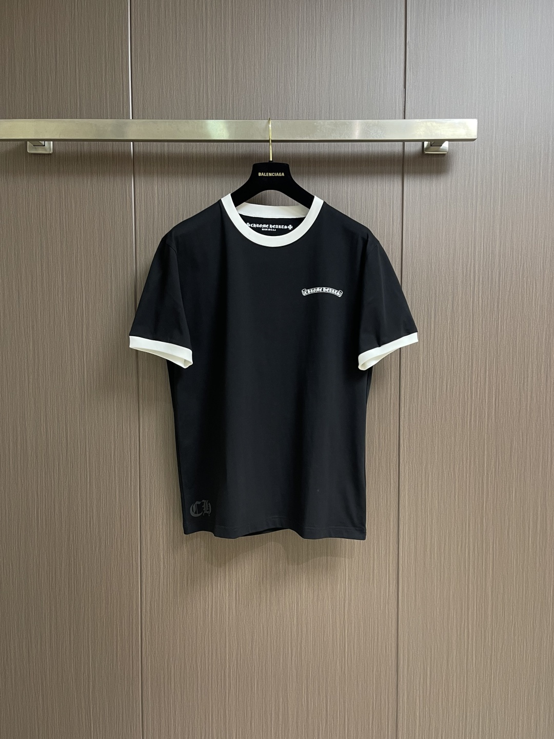 NO:756949,CH Crow Heart Sanskrit color-blocked short-sleeved T-shirt is made of custom-made cotton fabrics. It has excellent texture, comfortable and soft, skin-friendly and breathable, and has good sweat-absorbing effect. The chest is decorated with Sanskrit prints, and the back is decorated with brand logo horseshoe prints to decorate the contrasting design. It has an excellent upper body effect and can be matched with many types of clothing to create a fashionable look. Customized accessories, complete with three labels, the same style for men and women!  Size S-XL,,chrome hearts,T-shirt,tees,t-shirt,19860909CH 克罗心梵文拼色短袖T恤,采用定制棉质面料匠心制作,质感卓越,舒适柔软,亲肤透气,吸汗效果佳,胸口饰以梵文印花点缀,后背饰以品牌标识马蹄印装饰撞色设计,上身效果极佳,能与多类型服饰搭配营造时尚造型,定制辅料,三标齐全,男女同款！尺码S-XL,,chrome hearts,T-shirt,tees，t-shirt,,Men's clothing