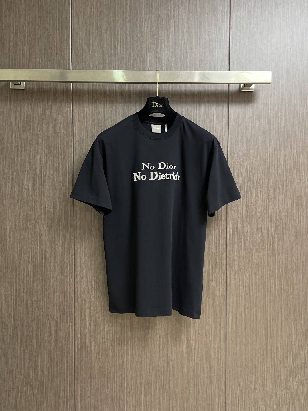 NO:756902,Dior  Declaration embroidered round neck short-sleeved T-shirt. This product is made of 60-count single-yarn double-sided knitted cotton with a weight of 170gm2. It is paired with 32-count double-yarn high-weight ribbing with a weight of 300gm2. The neckline provides the necessary support for the ultra-thin and delicate body.  Important strong support to ensure long-term stiffness of the neckline. 60 count is an ultra-high count, which means that the yarn is extremely fine, giving the fabric an unparalleled delicate, silky and soft touch. The double-sided structure makes the front and back of the fabric have the same texture, even texture,  Light and flexible. The weight of 170g is light to medium, ensuring the ultimate lightness, breathability and excellent drape of the T-shirt. The white base is pure and high-end. Straight-line embroidery with closely connected and evenly arranged stitches is a classic technique for outlining clear outlines and lines. Twill processing means that the arrangement direction of embroidery stitches is not the usual horizontal or vertical, but diagonal parallel lines at a specific angle. The overall alignment is straight and delicate, the fabric is comfortable and soft, and the color is consistent and without color difference.  It can be matched with the same style to create a fashionable look, and can be used in various occasions. Customized accessories, complete with three standards, same style for men and women!  Size XS-L19860909Dior 宣言刺绣圆领短袖T恤,本品采用60支单纱双面针织棉,克重为170gm2；搭配32支双纱高克重罗纹,克重为300gm2.领口为超薄细腻的衣身提供了至关重要的强力支撑,确保领口长期挺括.60支属于超高支数,意味着纱线极细,赋予面料无与伦比的细腻、丝滑和柔软触感.双面结构使面料正反面质感一致,质地均匀、轻薄且富有弹性.170g的克重属于轻薄至中等,确保了T恤的极致轻盈、透气与优良的悬垂感.白色基底纯净而高级.针脚紧密相连、排列均匀的直线绣,是勾勒清晰轮廓和线条的经典技法.斜纹处理指刺绣针脚的排列方向并非通常的水平或垂直,而是呈特定的角度的斜向平行线.整体走线平直细腻,面料舒适柔软,颜色一致无色差 能与同款搭配营造时尚造型,驾驭各种场合,定制辅料,三标齐全,男女同款！尺码XS-L XS码肩宽47 胸围102衣长70  S码肩宽48.5 胸围106衣长72  M码 肩宽50 胸围110 衣长74 L码 肩宽51.5胸围115衣长76,,dior,T-shirt,tees，t-shirt,,Men's clothing