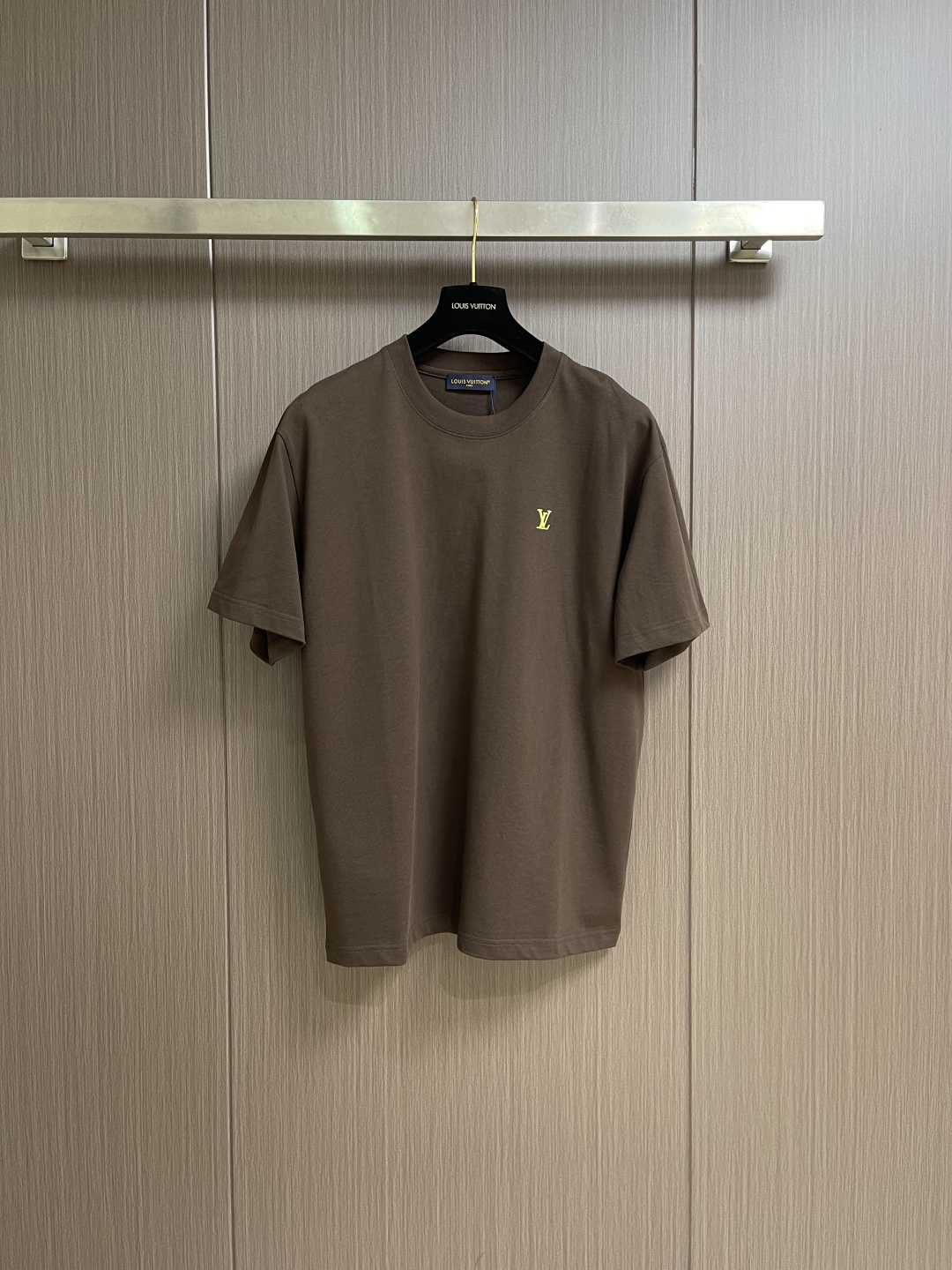 NO:759454,LV  The Year of the Horse limited edition classic small label embroidered short-sleeved T-shirt has a simple and luxurious feel, and is the king of commuting in three colors. The Year of the Horse limited luxury short-sleeved T-shirt cleverly blends classic and zodiac aesthetics, showing high-end taste in a low-key manner. It is made of 99% combed cotton fabric, soft and skin-friendly, with a straight drape. The upper body is breathable and not sweaty, and it is not easy to deform when worn for a long time. Minimalist and loose silhouette, not picky about body shape, neat and hidden, can be easily used for commuting, leisure, and dating.  The contrasting small label embroidery on the chest is exquisite and three-dimensional, and low-key highlights the brand style; the limited horse embroidery pattern on the back has smart and delicate lines, and the red embellishment adds a sense of zodiac ritual, with craftsmanship hidden in the details. Classic black, pure white, and high-end coffee are available in three colors, no matter the outfit or skin color, it is elegant when worn alone or layered. It is easy to create a low-key and elegant men's outfit, with both daily wearability and collection value. Size XS-L  XS size, shoulder width 50, chest size 108, length 69, size S, size shoulder width 51, chest size 112, length 71 size M, size shoulder width 52, size chest 116 size, length 73 size L, size shoulder width 53, chest size 120 size, length 75, Louis Vuitton, T-shirt, tees, t-shirt,19860909LV 马年限定款经典小标刺绣短袖T恤,简约奢感,三色通勤王.马年限定奢品短袖,将经典与生肖美学巧妙相融,低调中尽显高级品味.甄选99％精梳棉面料,软糯亲肤、垂感挺括,上身透气不闷汗,日常久穿不易变形.极简宽松廓形,不挑身形,利落藏肉,通勤、休闲、约会皆能轻松驾驭.胸前撞色小标刺绣,精致立体,低调彰显品牌格调；后背限定骏马刺绣纹样,线条灵动细腻,红彩点缀更具生肖仪式感,细节处藏着匠心质感.经典黑、纯净白、高级咖三色可选,不挑穿搭不挑肤色,单穿叠穿都显贵,轻松打造低调有品的男士穿搭,日常实穿性与收藏价值兼备.尺码XS-L XS码肩宽50 胸围108衣长69  S码肩宽51胸围112衣长71  M码 肩宽52胸围116衣长73 L码 肩宽53胸围120衣长75,,louis vuitton,T-shirt,tees，t-shirt,,Men's clothing