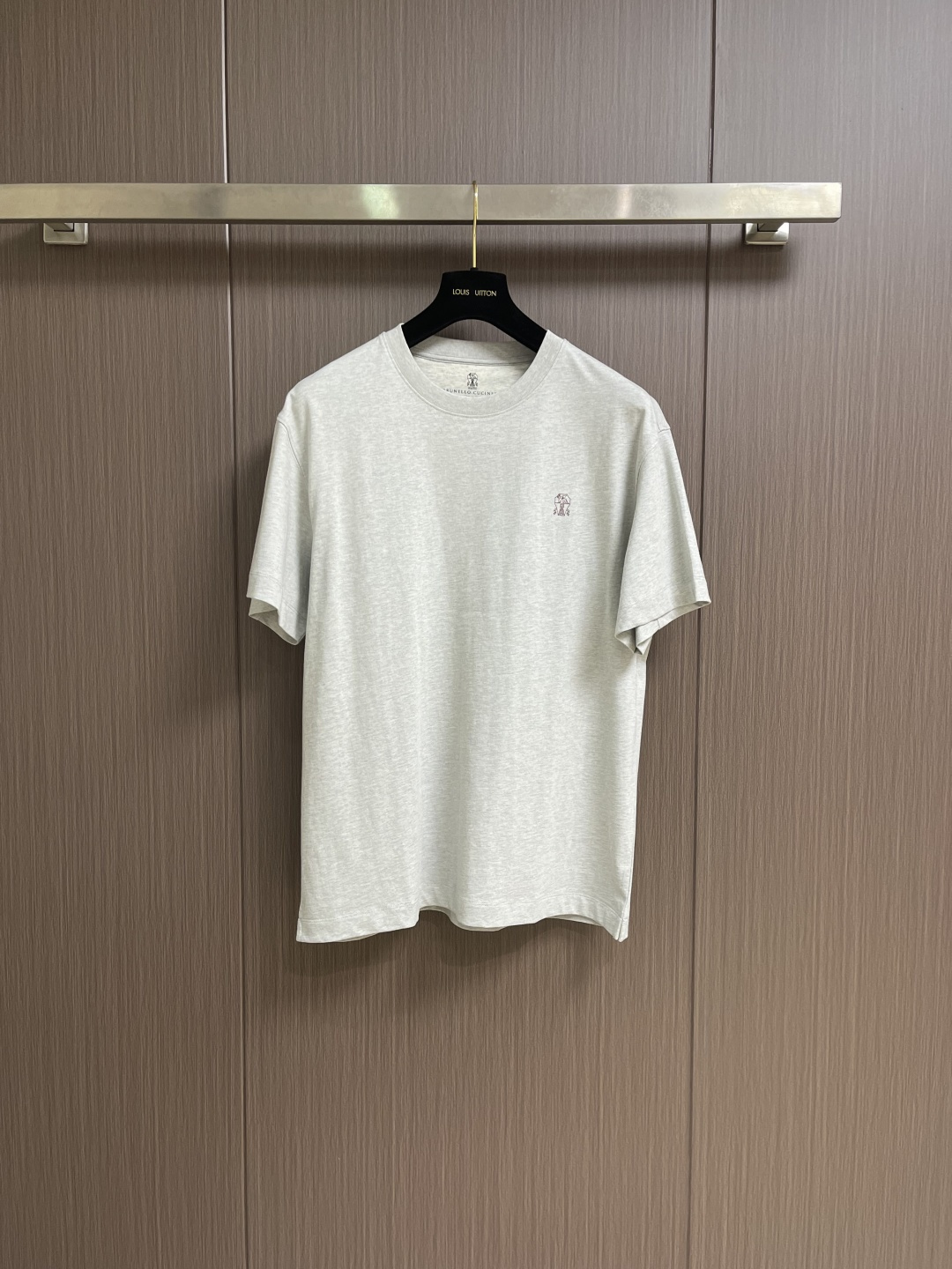 NO:756926,Brunello Cucinelli BC embroidered short-sleeved T-shirt. Customized densely woven plain organic cotton. Tight and delicate. Comfortable and close to the skin. The iconic Solomeo badge is embellished on the chest. It is highly recognizable. It adopts imported machine embroidery technology and uses advanced computer control systems and precision mechanical components to achieve high precision in Solomeo badge embroidery. The lines are smooth and delicate, and the fabrics have been washed. It has a better hand feel and texture. It is not easy to deform, not easy to shrink, and not easy to fade.  Maintain long-term beauty. The overall wiring is straight and delicate, the fabric is comfortable and soft, and the color is consistent without color difference. It can be matched with the same style to create a fashionable look and control various occasions. Customized accessories, complete with three standards, same style for men and women!  Size S-XL,, brunello cucinelli, T-shirt, tees, t-shirt,19860909Brunello Cucinelli BC 刺绣短袖T恤 定制密织平纹有机棉 紧密细腻 舒适贴肤 标志性Solomeo饰章点缀于胸前 辨识度十足 采用进口机刺绣工艺 使用先进的计算机控制系统和精密的机械部件 实现Solomeo饰章刺绣作业精度高 线条流畅而细腻,面料都经过浇洗 手感质感更佳 不易变形 不易缩水 不易褪色 保持长久的美观.整体走线平直细腻,面料舒适柔软,颜色一致无色差 能与同款搭配营造时尚造型,驾驭各种场合,定制辅料,三标齐全,男女同款！尺码S-XL,,brunello cucinelli,T-shirt,tees，t-shirt,,Men's clothing