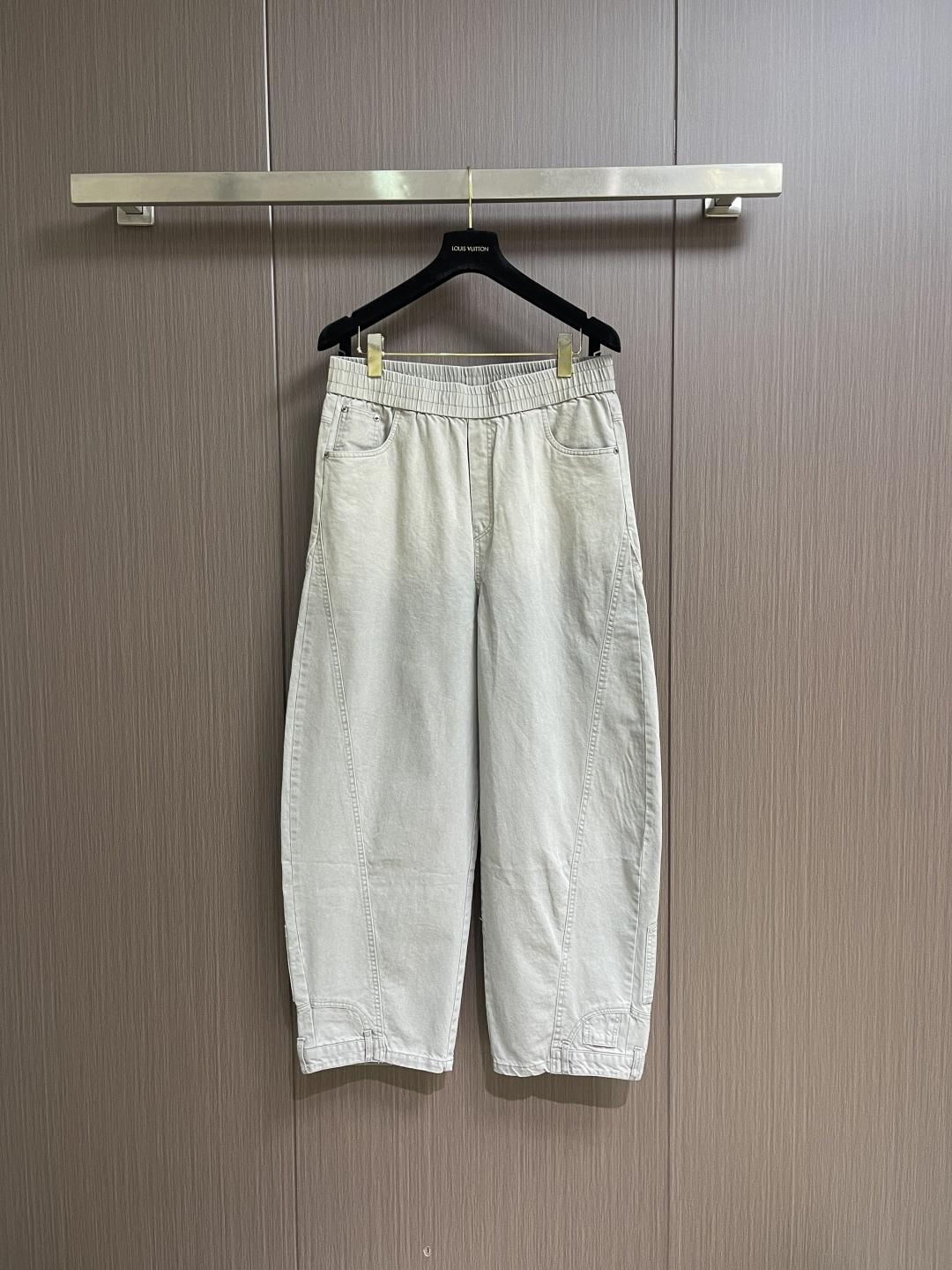 NO:759449,Prada  Heavy-duty inverted wax gray scimitar pants, a collision of Italian style relaxation and hard-core craftsmanship, selected heavy twill cotton, treated with a special wax gray washing process, showing a high-end distressed matte texture, with built-in retro filter. The fabric is crisp but not stiff, soft to the touch and skin-friendly, with an exclusive retro patina feel as time goes by, wear-resistant and anti-wear, perfect  Suitable for daily commuting and outdoor leisure. The scimitar cut three-dimensional scimitar trousers, which hang naturally from the waist to the trouser legs, cleverly modify the leg shape, are friendly to all body types, and can easily wear a lazy and casual street style. The back pockets are designed with inverted rivets and are reinforced with three engraved metal nails. The details highlight the hard-core texture.  Break the monotony of conventional overalls. Elastic waistband + metal drawstring. The high-elastic elastic waistband is matched with a drawstring with a metal head. You can adjust the elasticity freely, bid farewell to the sense of restraint, and improve the sophistication. The multi-pocket structure has classic slip pockets on the front + symmetrical patch pockets on the rear + three-dimensional patch pockets on the legs, taking into account both practicality and style, making it easier to store personal belongings.  Convenient. The trouser legs are adjustable and have a hidden Velcro design. You can freely switch between straight and legged styles to suit different styles. The low-saturated waxy gray tone has a high-end atmosphere. Whether it is paired with a simple T-shirt or sweater to create a casual street style, or it can be paired with a shirt or jacket to create a light luxury workwear feel, it can be easily worn.  Size XS-L19860909Prada 重工倒装蜡灰弯刀裤,意式松弛感与硬核工艺的碰撞,甄选重磅斜纹棉,经过特殊蜡灰洗水工艺处理,呈现出高级做旧雾面质感,自带复古滤镜.面料挺括却不僵硬,触感柔软亲肤,越穿越有专属的复古包浆感,耐磨抗造,完美适配日常通勤与户外休闲.弯刀剪裁立体弯刀裤型,从腰头到裤脚自然垂坠,巧妙修饰腿型,对各种身材都友好,轻松穿出慵懒随性的街头腔调.重工倒装工艺后袋采用倒装铆钉设计,三颗刻字金属钉加固,细节处彰显硬核质感,打破常规工装裤的单调感.松紧腰头+金属抽绳高弹松紧腰搭配带金属头的抽绳,自由调节松紧,告别束缚感,同时提升精致度.多口袋结构前侧经典插袋+后侧对称贴袋+裤腿立体贴袋,兼顾实用性与造型感,收纳随身物品更方便.裤脚可调节裤脚暗藏魔术贴设计,可自由切换直筒与束脚两种形态,适配不同穿搭风格.低饱和蜡灰色调自带高级氛围感,无论是搭配简约T恤、卫衣打造休闲街头风,还是与衬衫、夹克碰撞出轻奢工装感,都能轻松驾驭. 尺码XS-L XS码 腰围80腿围64 裤长104  S码 腰围82腿围66 裤长106 M码 腰围84腿围68 裤长108  L码 腰围86腿围70 裤长108,,prada,hoodie,sweatshirts,jackets & coats,shirts,tees，t-shirt,,Men's clothing