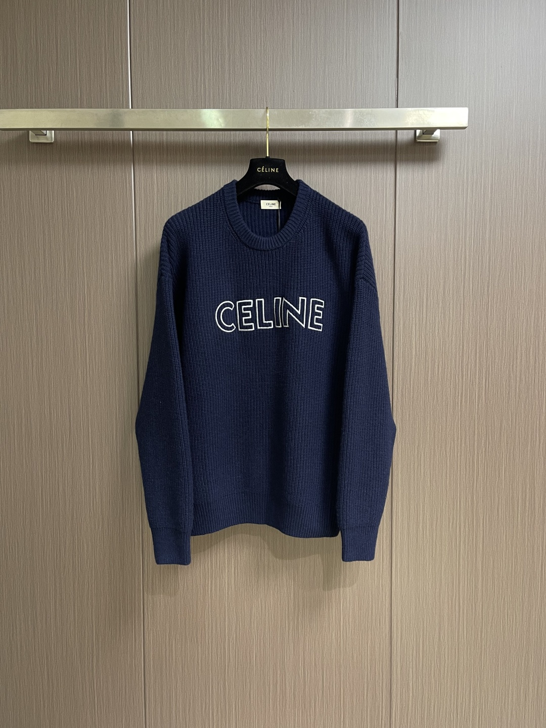 NO:756931,Celine  The logo round-neck knitted sweater is made of ultra-fine Merino wool. The fiber diameter is only 13 times that of ordinary wool, and the fineness is close to cashmere. After special descaling treatment, the surface is smooth and delicate, completely eliminating the itch of traditional wool. Its internal hollow structure forms a natural air temperature locking layer, which can dynamically adjust the warmth according to the ambient temperature. It adopts thick three-dimensional embroidery technology and uses contrasting color as the main embroidery thread.  Embroidery is carried out on the navy blue vertical pit texture. The embroidery thread is tightly wrapped on the knitted base to form a slightly raised three-dimensional letter effect, which creates a rich sense of layering through texture changes. The letter spacing and line thickness are precisely adjusted to form a harmonious echo with the sweater's pattern and vertical pit texture, which is eye-catching but not obtrusive. The overall line routing is straight and delicate, the fabric is comfortable and soft, and the colors are consistent and without color difference.  It can be matched with the same style to create a fashionable look, and can be used in various occasions. Customized accessories, complete with three standards, same style for men and women!  Size S-XL S size shoulder width 59 bust 120 length 65.5 M size shoulder width 60 bust 124 length 67 L size shoulder width 61 bust 128 length 68.5 XL size shoulder width 62 bust 132 length 70,,celine,sweaters,19860909Celine 标识圆领针织毛衣,采用超细美利奴羊毛,纤维直径仅为普通羊毛的13,细度接近羊绒.经过特殊脱鳞处理之后,表面光滑细腻,彻底消除传统羊毛的刺痒感.其内部中空结构形成天然空气锁温层,能根据环境温度动态调节保暖性.采用粗线立体绣工艺,选用撞色系为主体的绣线,在藏青色竖坑条肌理上进行刺绣.绣线紧密包裹在针织基底之上,形成微微凸起的立体字母效果,通过肌理变化营造出丰富的层次感.字母间距、线条粗细经过精准调校,与毛衣的版型和竖坑条纹理形成和谐呼应,既醒目又不突兀.整体走线平直细腻,面料舒适柔软,颜色一致无色差 能与同款搭配营造时尚造型,驾驭各种场合,定制辅料,三标齐全,男女同款！尺码S-XL S码肩宽59胸围120 衣长65.5 M码 肩宽60胸围124 衣长67 L码肩宽61胸围128 衣长68.5 XL码 肩宽62胸围132 衣长70,,celine,sweaters,,Men's clothing