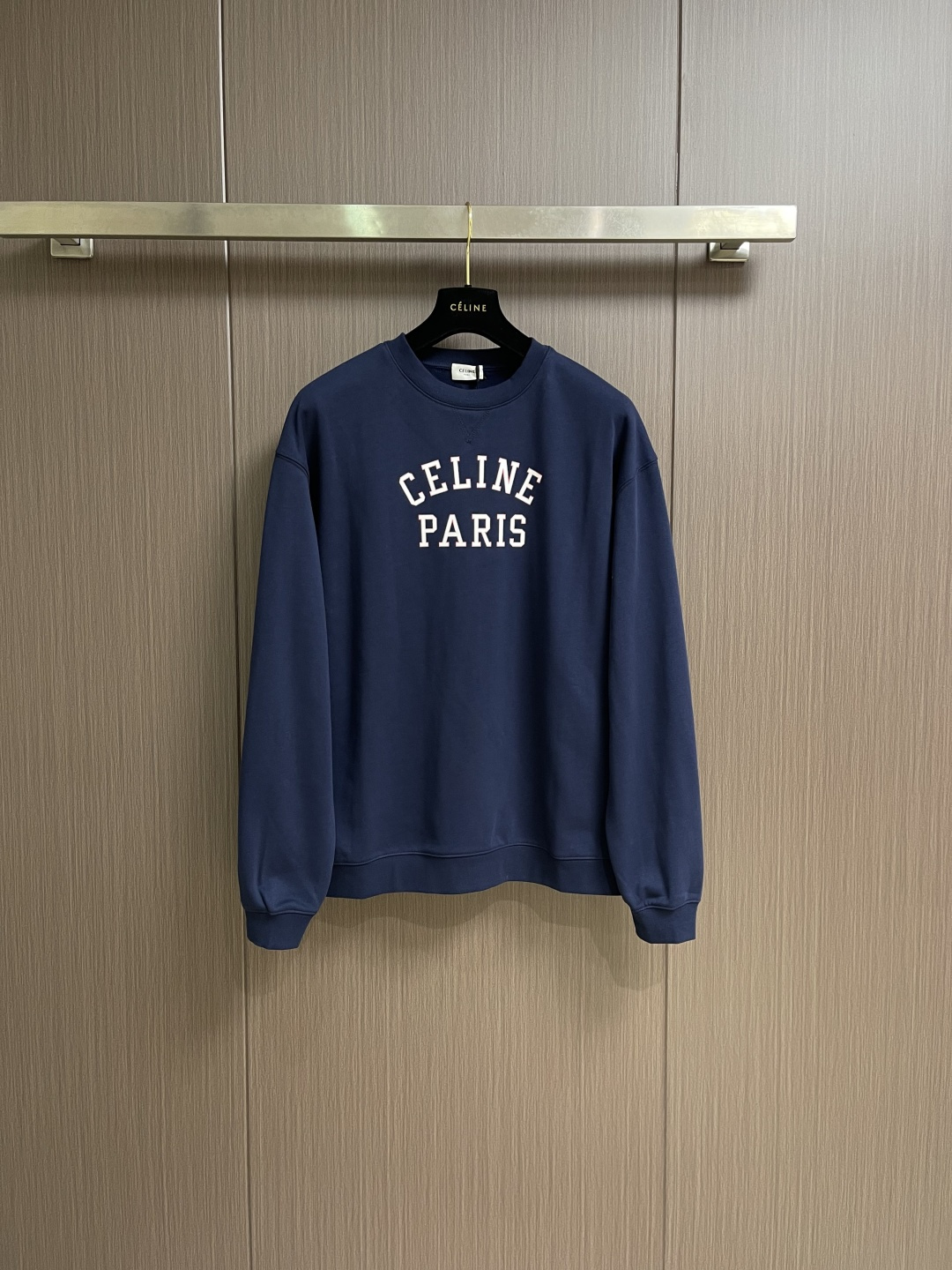 NO:756928,Celine  Printed round-neck sweatshirt, the fabric is made of pure cotton, with a fine and smooth knitted texture on the front and a soft and fluffy terry structure on the reverse. The cotton fiber itself has good moisture absorption and breathability, which can effectively adjust the microclimate on the body surface. The knitted texture is fine and smooth, and the color is uniform.  Even and smooth to the touch, it presents a simple and high-end texture. The reverse terry structure is fluffy and soft, like a fine 'air layer', which increases the thickness and warmth of the fabric and improves the skin-friendly feeling of wearing it. It is also high-strength, washable and wear-resistant, and is suitable for daily wear.  It is easy to handle and not easy to deform and pill. Pre-shrink and shape the fabric before printing to ensure that the fabric is flat and avoid pattern deformation due to shrinkage after printing. The offset printing process is used to first print the main body of the white letters, then superimpose the red outline, and cure at high temperature to ensure that the printing is firm.  .The red and white contrasting colors have eye-catching outlines, sharp edges without jagged edges, and the printing is light and soft, without damaging the breathability of the fabric. At the same time, it has high visual recognition, is durable and washable, not easy to fade and crack, and is skin-friendly and comfortable. The overall wiring is straight and delicate, the fabric is comfortable and soft, and the color is consistent without color difference.  It can be matched with the same style to create a fashionable look, and can be used in various occasions. Customized accessories, complete with three standards, same style for men and women!  Size S-XL S size shoulder width 54 bust 120 length 68 M size shoulder width 55 bust 124 length 69 L size shoulder width 56 bust 128 length 70 XL size shoulder width 57 bust 132 length 71,,celine,hoodie,sweatshirts,19860909Celine 印花圆领卫衣,面料采用纯棉材质,正面为细腻平整的针织纹理,反面则是柔软蓬松的毛圈结构.棉纤维本身具有良好的吸湿透气性,能有效调节体表微气候.针织纹理细腻平整,色泽均匀,触感顺滑,呈现出简约高级的质感.反面毛圈结构蓬松柔软,如同一层细密的'空气层',增加了面料的厚度与保暖性,同时提升了穿着的亲肤感.同时兼具强度高,耐洗耐磨,日常打理轻松,不易变形起球.印花前进行预缩和定型处理,确保面料平整,避免印花后因收缩导致图案变形.采用胶印工艺,先印白色字母主体,再叠加红色轮廓线,经高温固化,确保印花牢固.红白撞色轮廓醒目,边缘锐利无锯齿,印花轻薄柔软,不破坏面料透气性.同时视觉辨识度高,耐穿耐洗,不易褪色开裂,亲肤舒适.整体走线平直细腻,面料舒适柔软,颜色一致无色差 能与同款搭配营造时尚造型,驾驭各种场合,定制辅料,三标齐全,男女同款！尺码S-XL S码肩宽54胸围120 衣长68 M码 肩宽55胸围124 衣长69 L码肩宽56胸围128 衣长70 XL码 肩宽57胸围132 衣长71,,celine,hoodie,sweatshirts,,Men's clothing