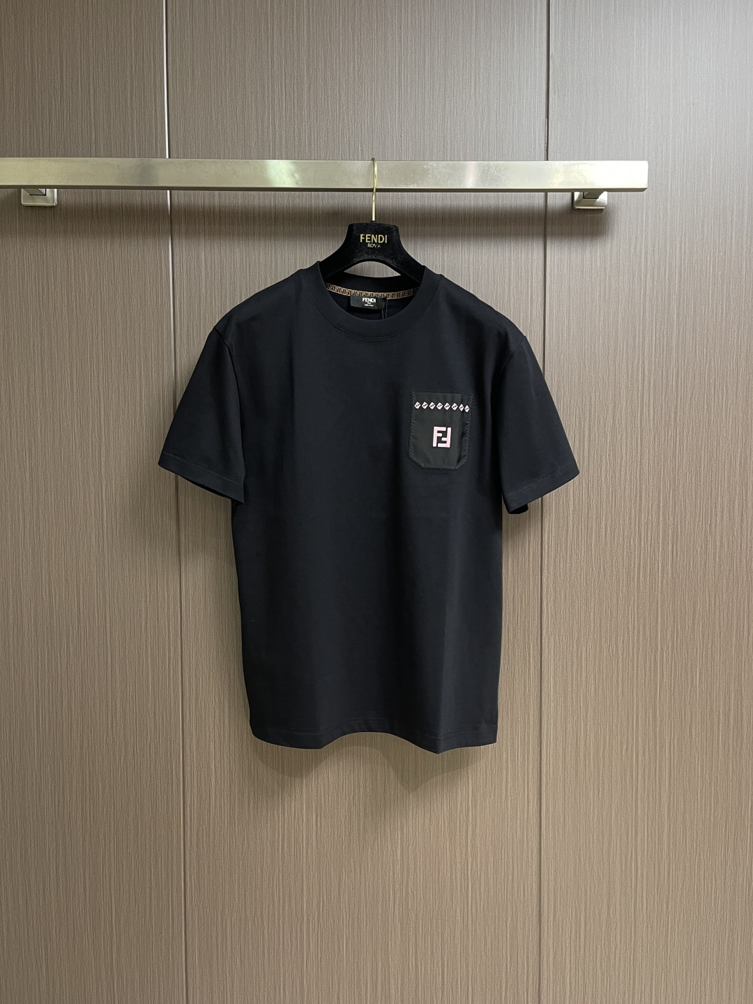 NO:759515,Fendi 2026SS new embroidered pocket round neck short-sleeved T-shirt is a low-key and luxurious fashion choice. The simple silhouette hides ingenuity. The iconic FF pattern is decorated on the personalized pockets, highlighting the brand style in every detail. The classic color is versatile and easy to wear, whether it is paired with casual jeans or attending fashionable occasions. It perfectly integrates Italian luxury with daily wear and is an indispensable item in the wardrobe of fashionistas. Size M-3XL  Size M, length 67cm, shoulder width 47.5cm, bust 104cm, size L, length 69cm, shoulder width 49cm, size L, length 71cm, bust 108cm, size  Bust 120cm,,fendi,T-shirt,tees,t-shirt,19860909Fendi 2026SS新款刺绣口袋圆领短袖T恤,低调奢华的时尚之选,简约轮廓暗藏巧思.标志性FF图案装点于个性口袋之上,于细微处彰显品牌格调.经典色系百搭不挑人,无论是搭配休闲牛仔,还是出席时尚场合,都能轻松驾驭,将意式奢华与日常穿搭完美融合,是时尚达人衣橱中不可或缺的单品.尺码M-3XL M码衣长67cm肩宽47.5cm 胸围104cm L码衣长69cm肩宽49cm 胸围108cm XL码衣长71cm 肩宽50.5cm 胸围112cm XXL码衣长73cm肩宽52cm 胸围116cm XXXL码衣长75cm 肩宽53.5cm 胸围120cm,,fendi,T-shirt,tees，t-shirt,,Men's clothing