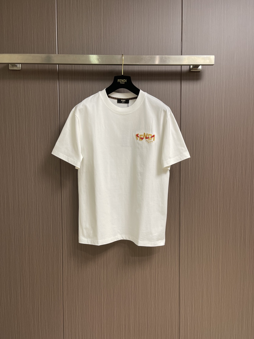 NO:759450,Fendi 2026ss early spring new short-sleeved T-shirt with letter logo embroidery, light luxury, a must-have item for daily commuting for men and women, 320g pure cotton double yarn jersey fabric, custom-dyed in the same vat with special bold 32 count double-ply 1x1 thread, double-needle stitching and cross-stitching technology. Size M-3XL M size, length 67cm, shoulder width 47.5cm, bust 104cm, size L, length 69cm, shoulder width 49cm  Bust 108cm, XL size, length 71cm, shoulder width 50.5cm, bust 112cm, XXL size, length 73cm, shoulder width 52cm, bust 116cm, XXXL size, length 75cm, shoulder width 53.5cm, chest 120cm,, fendi, T-shirt, tees, t-shirt,19860909Fendi 2026ss早春新款字母logo刺绣短袖T恤,轻奢主义,男女日常通勤穿搭必备单品,320克纯棉双纱汗布面料,同缸定染特种加粗32支双股1x1螺纹,双针车线跨缝工艺.尺码M-3XL M码衣长67cm肩宽47.5cm 胸围104cm L码衣长69cm肩宽49cm 胸围108cm XL码衣长71cm 肩宽50.5cm 胸围112cm XXL码衣长73cm肩宽52cm 胸围116cm XXXL码衣长75cm 肩宽53.5cm 胸围120cm,,fendi,T-shirt,tees，t-shirt,,Men's clothing