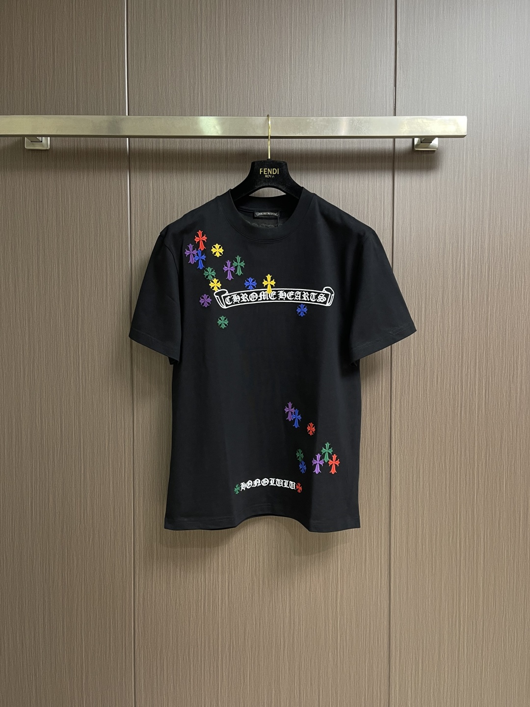 NO:759481,CH Croxin's new embroidered short-sleeved T-shirt, heavyweight 420g double yarn fabric, washed twice, heavy fabric, loose fit, deep, wide and stylish, does not deform or shrink. Size M-3XL M size, length 67cm, shoulder width 47.5cm, bust 104cm, L size, length 69cm, shoulder width 49cm, bust 108cm, XL size, length 71cm, shoulder width 50.5cm  Bust 112cm, XXL length 73cm, shoulder width 52cm, bust 116cm XXXL length 75cm, shoulder width 53.5cm, bust 120cm,,chrome hearts,T-shirt,tees,t-shirt,19860909CH 克罗心新款刺绣短袖T恤,重磅420克双纱面料 整衣洗水两遍 重磅面料 宽松版型 偏深挺阔有型 不变形不缩水.尺码M-3XL M码衣长67cm肩宽47.5cm 胸围104cm L码衣长69cm肩宽49cm 胸围108cm XL码衣长71cm 肩宽50.5cm 胸围112cm XXL码衣长73cm肩宽52cm 胸围116cm XXXL码衣长75cm 肩宽53.5cm 胸围120cm,,chrome hearts,T-shirt,tees，t-shirt,,Men's clothing