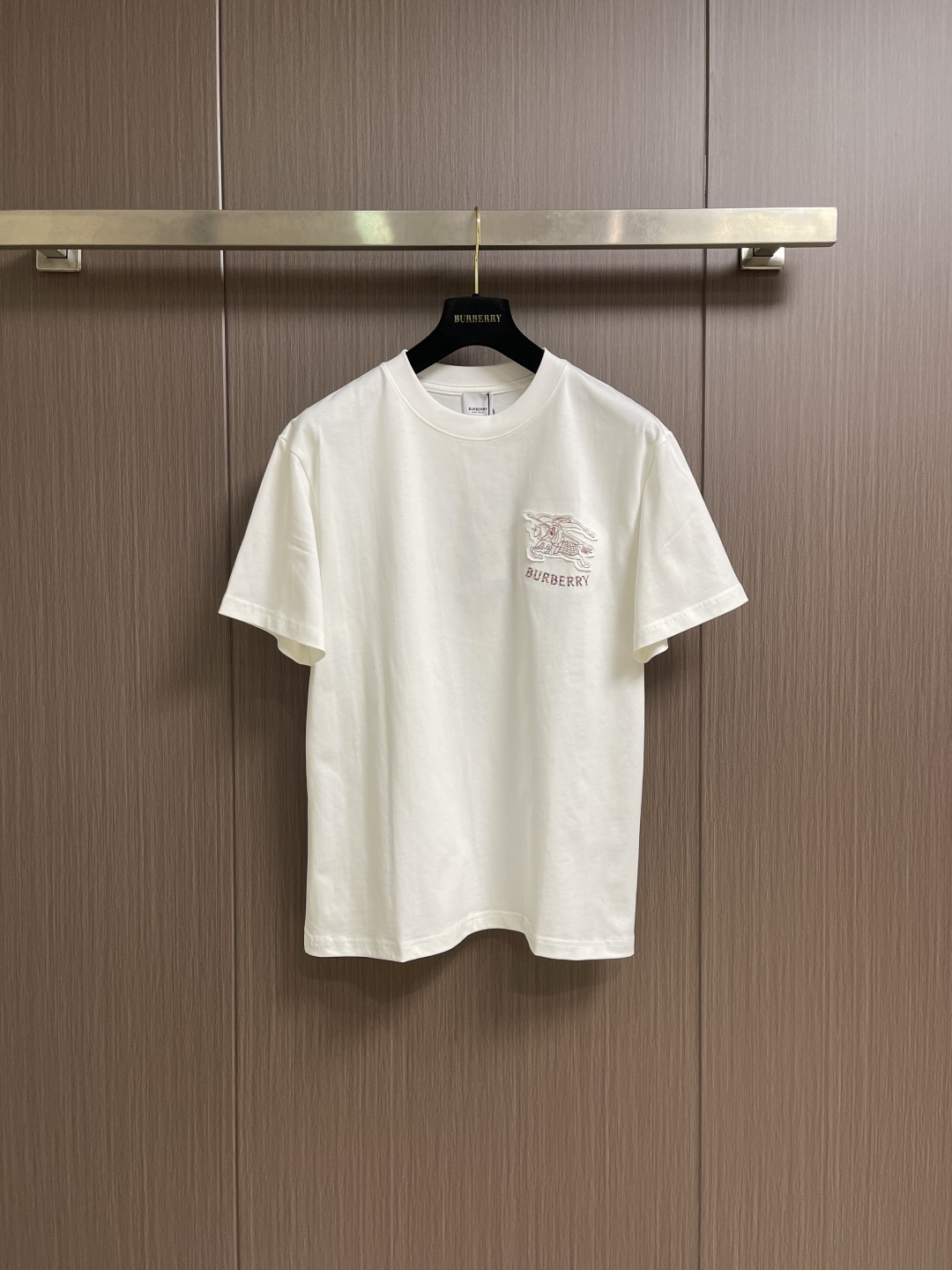 NO:759488,Burberry war horse embroidered short-sleeved T-shirt, made of plain woven cotton, embellished with equestrian knight logo embroidery, with a round neck design, showing a slim fit. The overall line is straight and delicate. The fabric is comfortable and soft. The color is consistent and no color difference. It can be matched with the same style to create a fashionable look and control various occasions. Customized accessories, complete with three standards, same style for men and women. Size M-3XL M size, length 67cm, shoulder width 47.5cm, bust 104cm  L length 69cm, shoulder width 49cm, bust 108cm, XL length 71cm, shoulder width 50.5cm, bust 112cm, XXL length 73cm, shoulder width 52cm, bust 116cm19860909Burberry 战马刺绣短袖T恤,采用平织棉,点缀马术骑士徽标刺绣,采用圆领设计,呈现修身版型.整体走线平直细腻 面料舒适柔软 颜色一致无色差 能与同款搭配营造时尚造型,驾驭各种场合,定制辅料,三标齐全,男女同款.尺码M-3XL M码衣长67cm肩宽47.5cm 胸围104cm L码衣长69cm肩宽49cm 胸围108cm XL码衣长71cm 肩宽50.5cm 胸围112cm XXL码衣长73cm肩宽52cm 胸围116cm XXXL码衣长75cm 肩宽53.5cm 胸围120cm,,burberry,T-shirt,tees，t-shirt,,Men's clothing