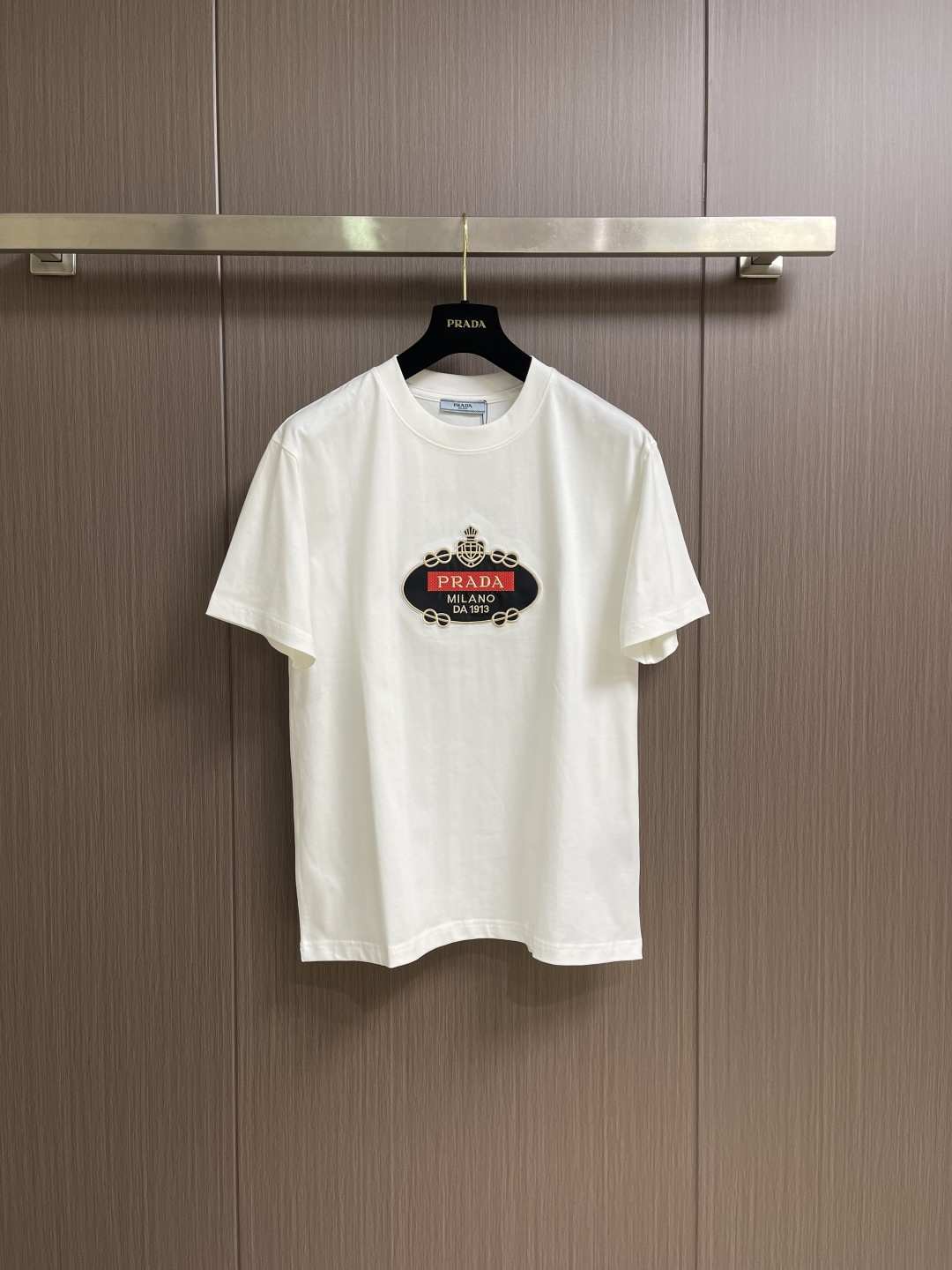 NO:759507,PRADA 2026ss new embroidered logo short-sleeved T-shirt, made of original custom-made 260g 32-count double yarn pure cotton fabric, very soft and comfortable, with 320g 1x1 thread. Size M-3XL M size length 67cm shoulder width 47.5cm bust 104cm L size length 69cm shoulder width 49cm bust 108cm XL size length 71cm shoulder width 50.5cm  Bust 112cm, XXL length 73cm, shoulder width 52cm, bust 116cm XXXL length 75cm, shoulder width 53.5cm, bust 120cm, prada, T-shirt, tees, t-shirt,19860909PRADA 2026ss新款刺绣logo短袖T恤,采用原板独家定制260克32支双纱纯棉面料质感非常柔软舒服,搭配320克1x1螺纹.尺码M-3XL M码衣长67cm肩宽47.5cm 胸围104cm L码衣长69cm肩宽49cm 胸围108cm XL码衣长71cm 肩宽50.5cm 胸围112cm XXL码衣长73cm肩宽52cm 胸围116cm XXXL码衣长75cm 肩宽53.5cm 胸围120cm,,prada,T-shirt,tees，t-shirt,,Men's clothing