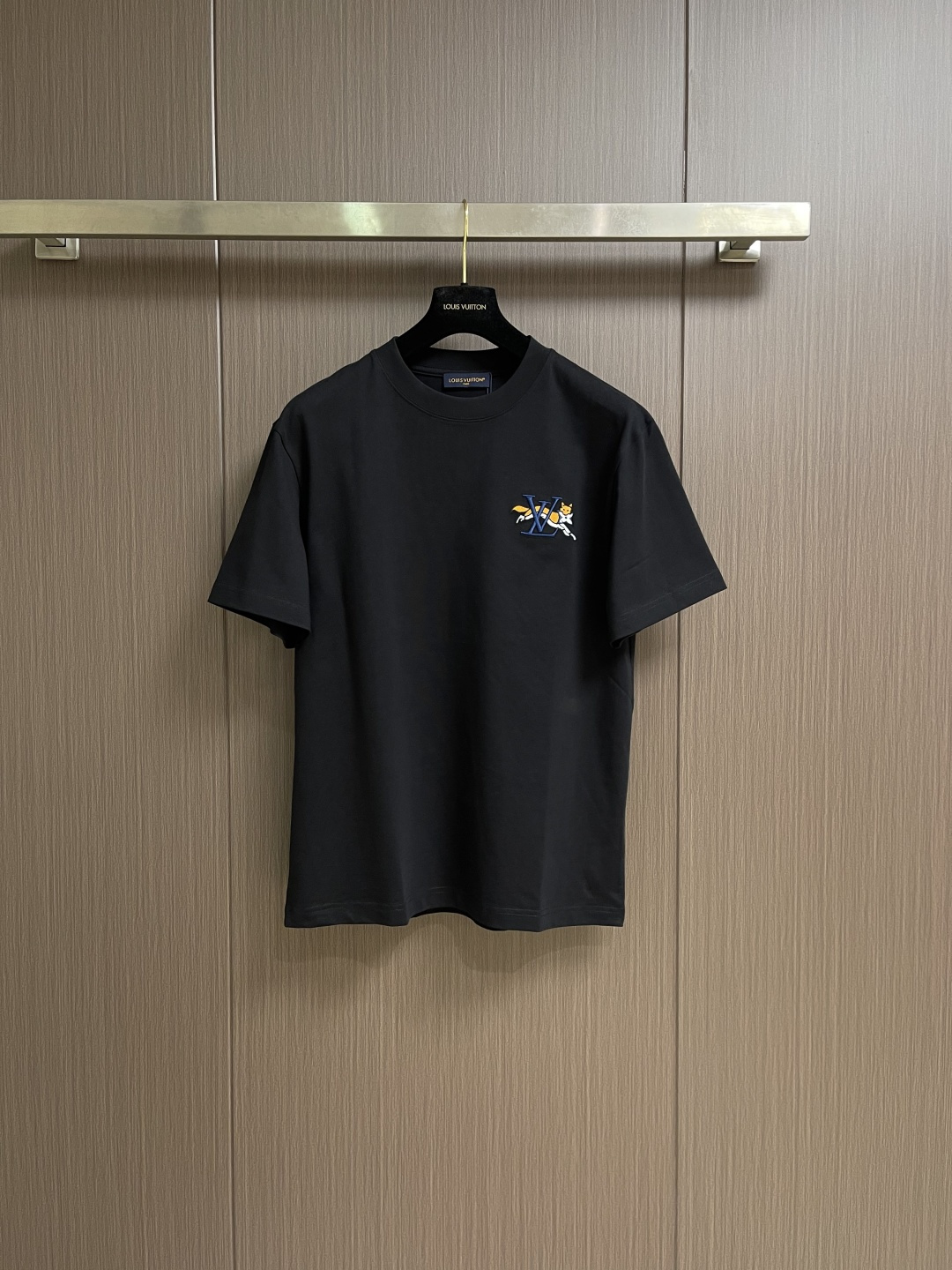 NO:759408,LV 2026FW early spring new short-sleeved T-shirt. This cotton short-sleeved T-shirt draws inspiration from the UK and presents the playful 1V Lovers logo and a fox holding a Monogram flower. The back is embellished with Marque 1.Vuitton Deposee embroidered patches. Made of heavy cotton fabric, it adds a sense of sophistication to the casual look. Sizes M-3XL M size length 67cm shoulder width 47.5cm  Bust 104cm Length 69cm Shoulder width 49cm Bust 108cm XL length 71cm Shoulder width 50.5cm Bust 112cm XXL length 73cm Shoulder width 52cm Bust 116cm19860909LV 2026FW早春新款短袖T恤,这款棉质短袖T恤,从英国汲取灵感,呈现了俏皮的 1V Lovers标识和一只叼着 Monogram 花卉的狐狸.后背点缀 Marque 1.Vuitton Deposee 刺绣贴饰.采用重磅棉质面料制成,为休闲造型增添了精致感.尺码M-3XL M码衣长67cm肩宽47.5cm 胸围104cm L码衣长69cm肩宽49cm 胸围108cm XL码衣长71cm 肩宽50.5cm 胸围112cm XXL码衣长73cm肩宽52cm 胸围116cm XXXL码衣长75cm 肩宽53.5cm 胸围120cm,,louis vuitton,versace,T-shirt,tees，t-shirt,,Men's clothing