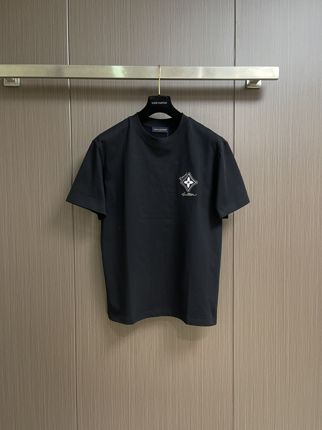 NO:759497,LV 2026SS early spring new short-sleeved T-shirt. The embroidered short-sleeved shirt shows a multi-innovation trend and deeply integrates traditional craftsmanship and modern design. In the pattern design, layered collage becomes the highlight, creating a story-telling visual effect. In the embroidery process, the custom-developed hand-embroidered washing process makes the embroidered short-sleeved shirt more suitable for modern life. Size M-3XL M size clothing length 67cm shoulder width 47.5cm chest 104cm  L length 69cm, shoulder width 49cm, bust 108cm, XL length 71cm, shoulder width 50.5cm, bust 112cm XXL length 73cm, shoulder width 52cm, bust 116cm19860909LV 2026SS早春新款短袖T恤,刺绣短袖呈现出多元创新趋势,将传统工艺与现代设计深度融合.在图案设计上,层次拼贴成为亮点,创造出富有故事性的视觉效果.刺绣工艺上,定制研发的手工刺绣洗涤工艺,让刺绣短袖更适应现代生活.尺码M-3XL M码衣长67cm肩宽47.5cm 胸围104cm L码衣长69cm肩宽49cm 胸围108cm XL码衣长71cm 肩宽50.5cm 胸围112cm XXL码衣长73cm肩宽52cm 胸围116cm XXXL码衣长75cm 肩宽53.5cm 胸围120cm,,louis vuitton,T-shirt,tees，t-shirt,,Men's clothing