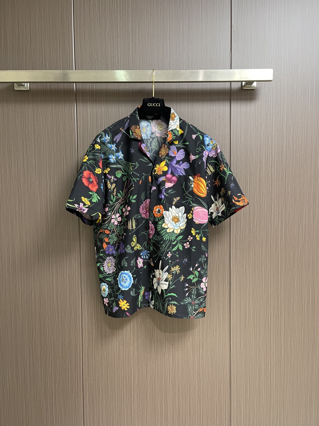 NO:759597,Tops Shorts Gucci printed short-sleeved shirt and shorts suit. The fabrics and craftsmanship continue the brand's heritage and interpret contemporary aesthetics. This floral shirt is made of twill technical silk, and the all-over printing expresses a unique charm. Sizes 46-52 S-XL,,gucci,shorts,shirts,T-shirt,real silk,19860909上衣 短裤 Gucci 印花短袖衬衫短裤套装,面料与工艺延续品牌传承底蕴,诠释当代美学.这款花卉衬衫甄选斜纹科技真丝打造,通体印花尽释别致韵调.尺码46-52 S-XL,,gucci,shorts,shirts,T-shirt,real silk,,Men's clothing