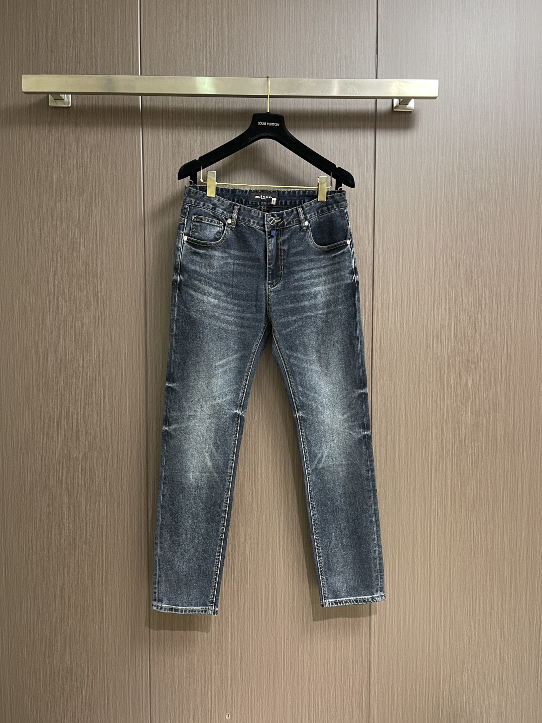 NO:759558,Kiton 2026SS spring new men's straight-leg jeans, made of cotton denim fabric with a soft texture but not sagging, feeling dry and tough. Classic iconic embossed logo, soul-like embellishment. All indicators are top-grade, naturally bringing an excellent upper body feel!  ! Size 29-38, yes 35, no 37,,jeans,19860909Kiton 2026SS春季新款男士直筒牛仔裤,棉质牛仔面料打造质地柔软又不失筋骨,手感干爽有韧性 经典的标志性浮雕徽标,灵魂般的点缀 各项指标皆为上品,自然带来极佳的上身体感！! 尺码29-38 有35 无37,,jeans,,Men's clothing