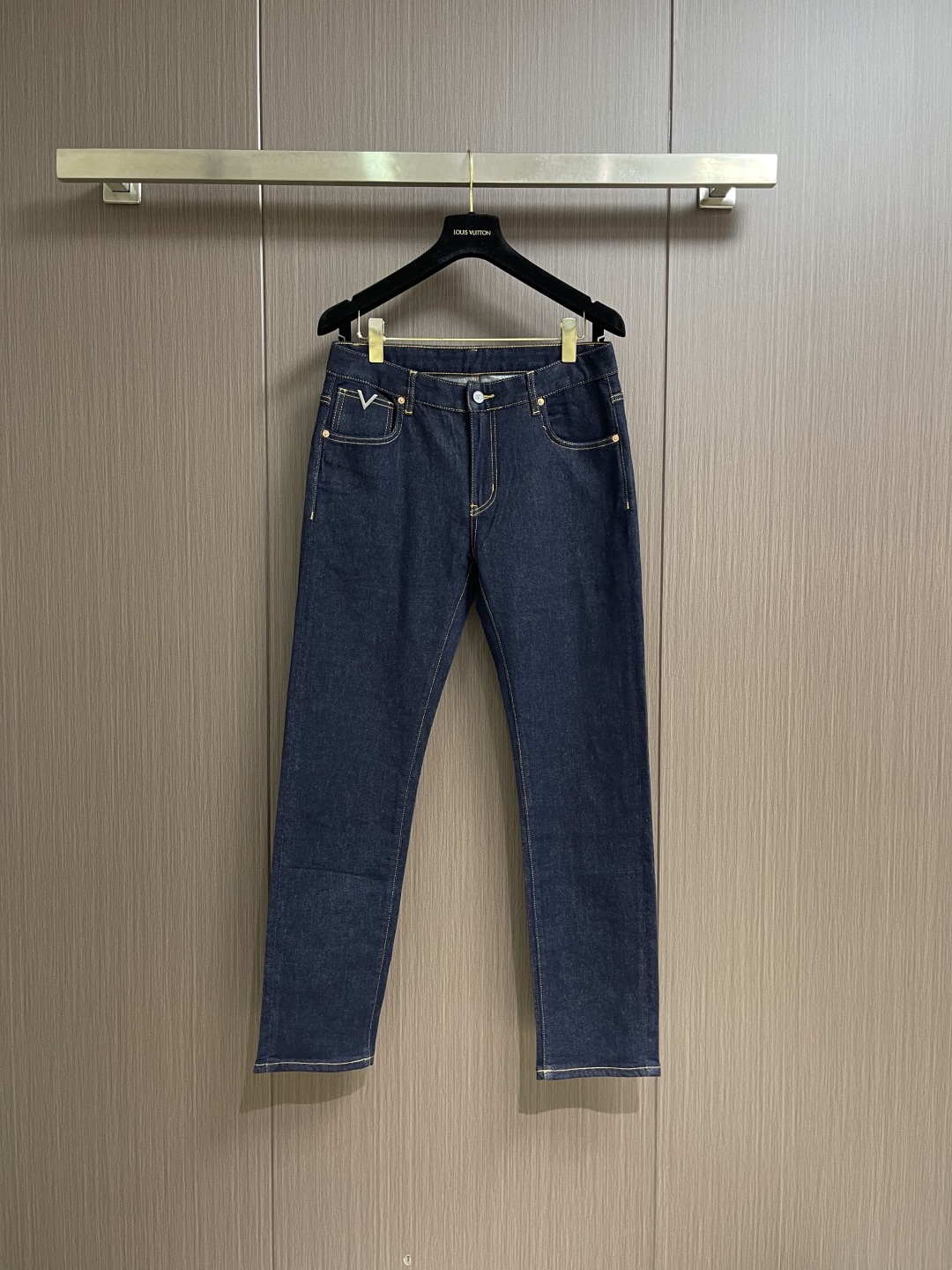 NO:759566,Valentino Valentino 2026 SS new casual jeans for spring and summer, imported original elastic fabric, comfortable and elastic, original hardware decoration, super correct version, extremely high grade, full of vitality. Sizes 29-38, yes 35, no 37,,valentino,valentino,jeans,19860909Valentino 华伦天奴 2026SS春夏新品休闲牛仔裤,进口原版弹力面料,舒适有弹性,原版五金辅料装饰,版型超正,档次极高,活力十足.尺码29-38 有35 无37,,valentino,valentino,jeans,,Men's clothing