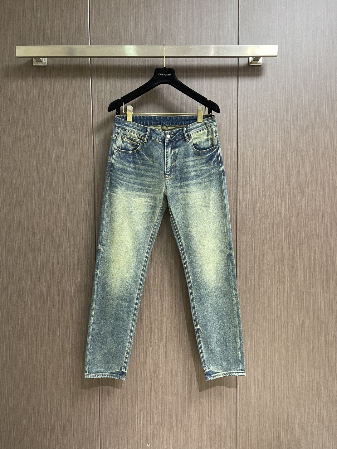 NO:759414,Prada 2026SS early spring new brand logo jeans, original customized replica, customer-supplied hardware accessories, original quality, imported denim fabrics, heavy industrial washing, fine workmanship and routing, excellent upper body!  Preferred items. Sizes 29-38, 35 available, 37 not available, prada, jeans,19860909Prada 2026SS早春新款品牌标识牛仔裤 原版定制复刻 客供五金辅料 原单品质 进口牛仔面料重工洗水 做工走线精细 上身绝佳！优选单品.尺码29-38 有35 无37,,prada,jeans,,Men's clothing