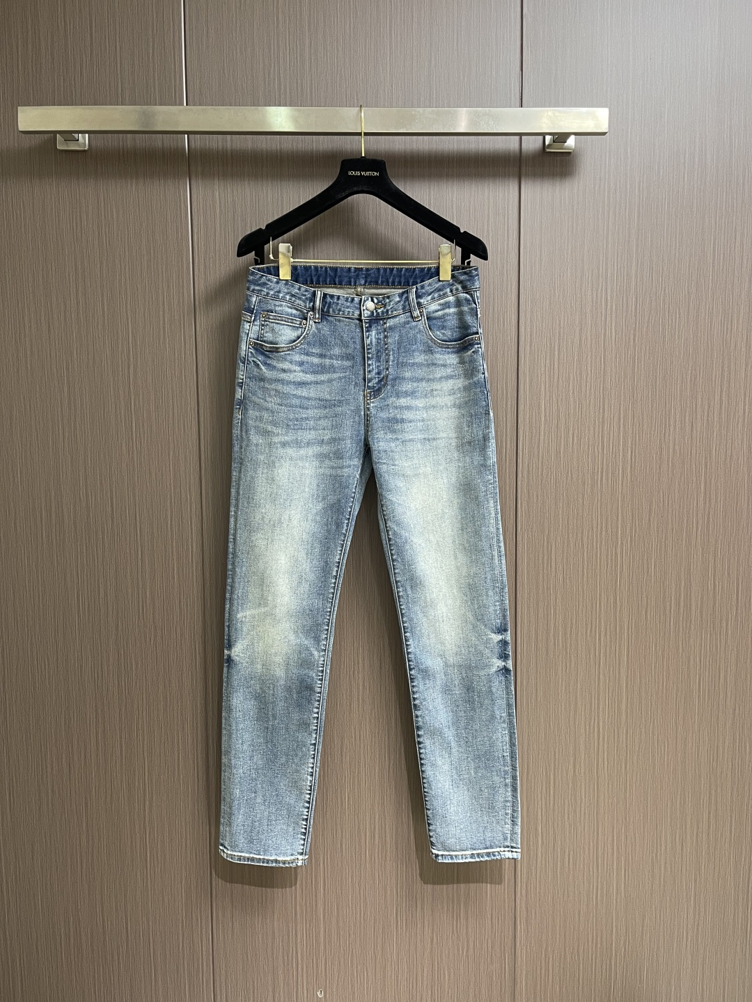 NO:759420,Prada 2026ss back pocket triangle logo jeans, original custom-made replica, customer-supplied hardware accessories, original quality imported denim fabric, heavy washing, fine workmanship and fine routing, excellent upper body, preferred item. Sizes 29-38, yes 35, no 37,, prada,jeans,19860909Prada 2026ss后袋三角标识牛仔裤 原版定制复刻 客供五金辅料 原单品质进口牛仔面料重工洗水 做工走线精细上身绝佳,优选单品.尺码29-38 有35 无37,,prada,jeans,,Men's clothing