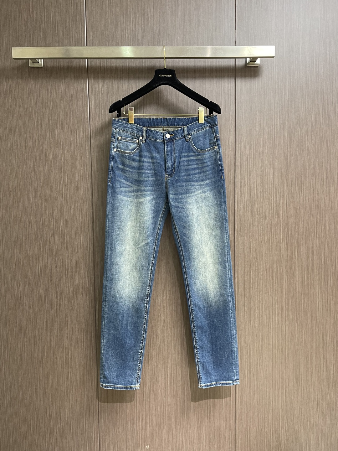 NO:759432,Hermes brand logo multi-wash jeans. Needless to say the trousers style and cut, the upper body is exquisite and vivid, the real first-class top quality materials, the most famous denim denim is selected, excellent quality, soft and comfortable, after multiple washes, the color is durable and fashionable. Sizes 29-38 Yes 35 No 37,,hermes,jeans,19860909Hermes 品牌标识多重水洗牛仔裤.裤型款式和剪裁亦无需多言,上身精致跃然,真正的一等一顶级质料,选用最有名丹宁牛仔布,品质卓越,柔软舒适,经过多重洗水,色系耐看时尚.尺码29-38 有35 无37,,hermes,jeans,,Men's clothing