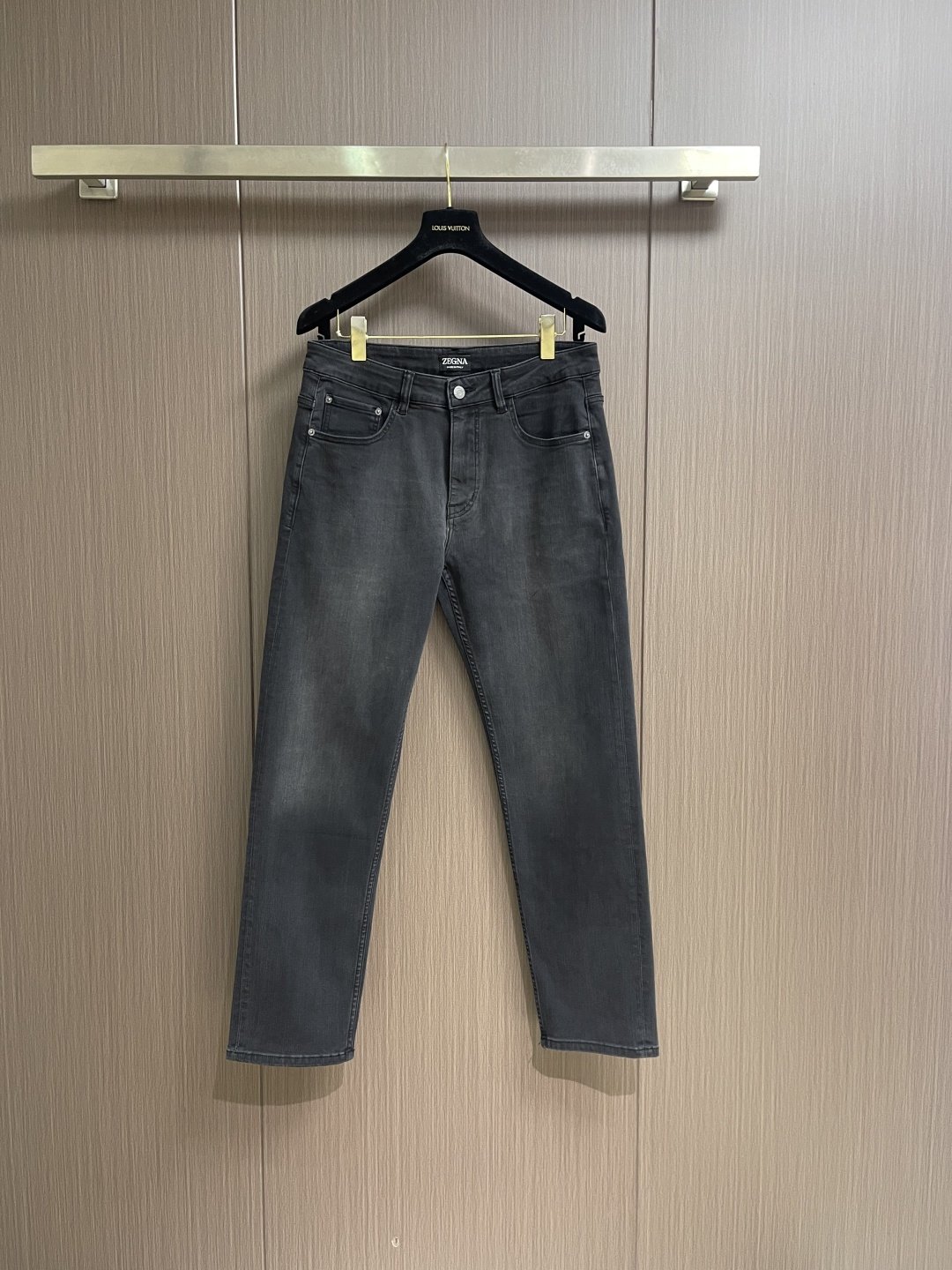 NO:759519,Ermenegildo Zegna 2026SS new arrival in early spring, straight jeans, imported original washed stretch fabric, upper body is comfortable, breathable and elastic, original hardware decoration, extremely high grade, super correct shape, simple and easy to match, complete with three standards, all products are in order, and the upper body is very handsome. Size 29.30.31.32.33.34.36 No 35,,jeans,19860909Ermenegildo Zegna 2026SS早春新品,直筒牛仔裤,进口原版水洗弹力面料,上身舒适透气有弹力,原版五金辅料装饰,档次极高,版型超正,简约易搭配,三标齐全,全品相订单款,上身帅气十足.尺码29.30.31.32.33.34.36 无35,,jeans,,Men's clothing