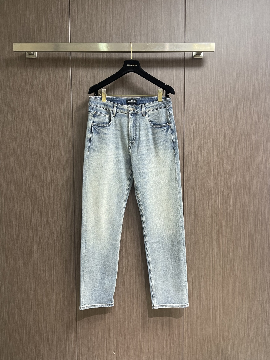 NO:759541,TF 2026ss summer original men's high-end denim jeans, from a well-known family, the color is classic and versatile, the color is very suitable for summer matching needs, it is an excellent representative of the season's stylish and eye-catching style, there is no doubt that it will turn heads, the fabric is slightly elastic, the upper body is extremely comfortable and breathable!  The details are perfect, and the accessories are all provided by customers. It has a touch of retro flavor, and the fusion with denim is natural. It has a first-class shape, lifts and slims the hips, can be mixed and matched between business and leisure, and is highly wearable. It is a high-end denim product that can be encountered but not sought. Size 29.30.31.32.33.34.36 No 35,,tom ford,jeans,19860909TF 2026ss夏季原单男士高端丹宁牛仔裤,系出名门,配色属于经典百搭的,色彩非常符合夏季的搭配需求,属于穿搭季拗造型且吸睛的优秀代表,回头率毋庸置疑,面料略带弹性,上身极为舒适且透气！细节完美如斯,辅料皆为客供,有着淡淡的复古味道,与之丹宁的融合浑然天成,版型一流,提臀修身,商务与休闲混搭兼备,复搭实穿性极高,可遇而不可求的高端丹宁产物.尺码29.30.31.32.33.34.36 无35,,tom ford,jeans,,Men's clothing