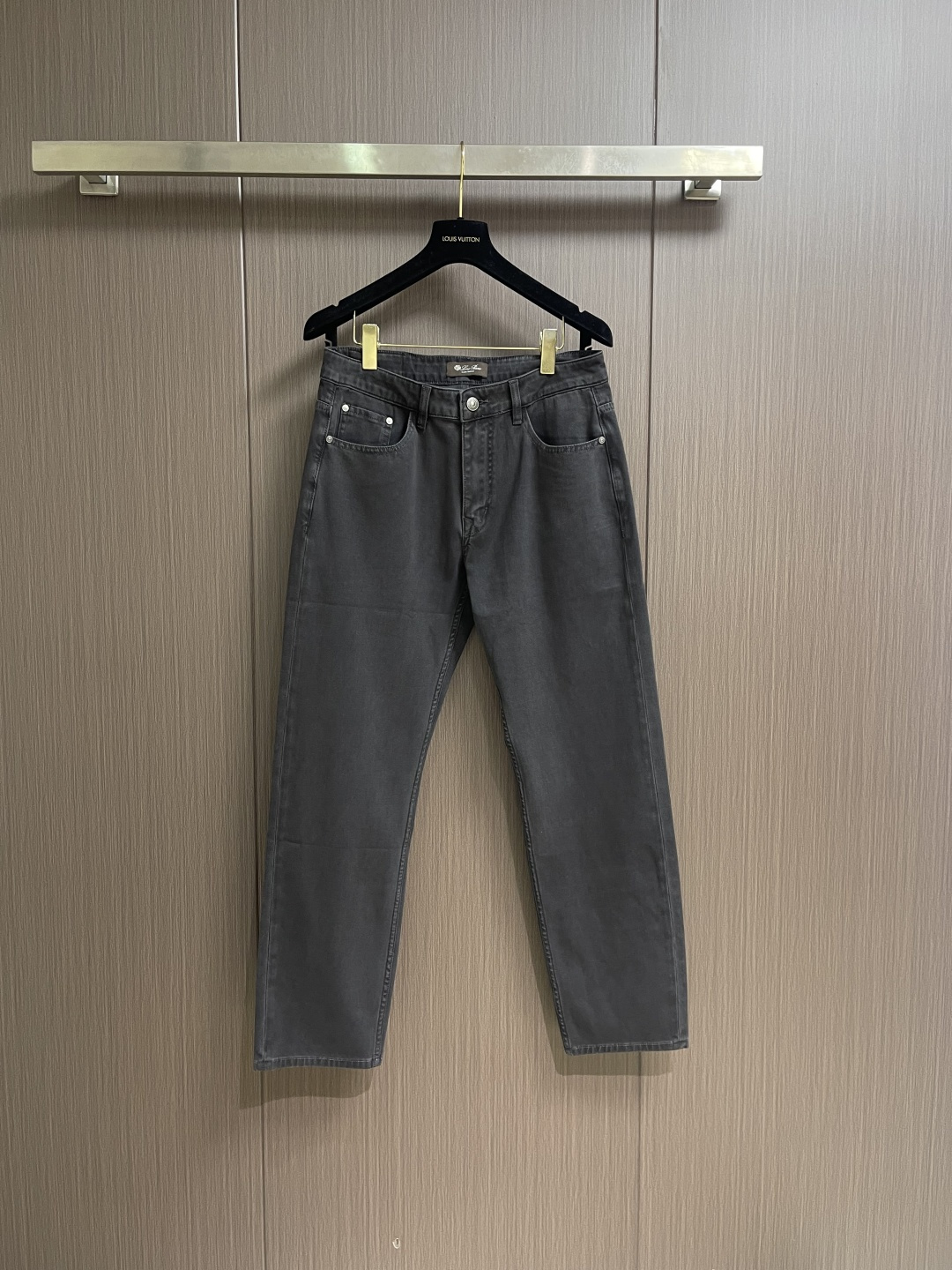 NO:759550,LP Loropiana washed jeans, sharp cut visible to the naked eye, straight slim fit!  Custom-woven and dyed denim denim fabric, the waistband is a classic leather label!  The inner lining has belt loop details, dense and neat wiring, customized hardware with logo engraving, classic fly zipper, and a five-pocket basic model that is easy on the upper body!  Size 29.30.31.32.33.34.36 No 35,,loro piana,loro piana,jeans,19860909LP Loropiana 水洗牛仔裤 肉眼可见的利落裁剪,直筒修身款裤型！定织定染牛仔丹宁布面,裤腰是经典的皮标！内衬有腰带袢细节,密实齐整走线,客供定制五金并有logo雕刻,经典门襟拉链,五口袋的基础款,上身不挑人！尺码29.30.31.32.33.34.36 无35,,loro piana,loro piana,jeans,,Men's clothing