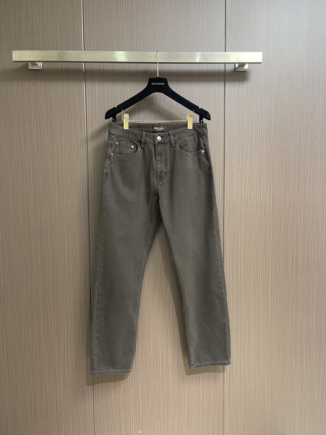 NO:759557,LP Loropiana 2026ss new jeans are easy to wear regardless of your figure. There are not many restrictions on matching. They can be casually and concisely set off other items to show your own style and posture. A full set of original hardware and accessories, top-notch construction, so you don’t have to worry about matching for daily outings. Size 29.30.31.32.33.34.36 No 35,,loro piana,loro piana,jeans,19860909LP Loropiana 2026ss新款牛仔裤,好穿不挑身材,在搭配上没有太多的限制 随意简洁的衬托其他单品,来展现自己的风格姿态～全套原版五金辅料,顶级打造,日常外出不必再为搭配而烦恼.尺码29.30.31.32.33.34.36 无35,,loro piana,loro piana,jeans,,Men's clothing