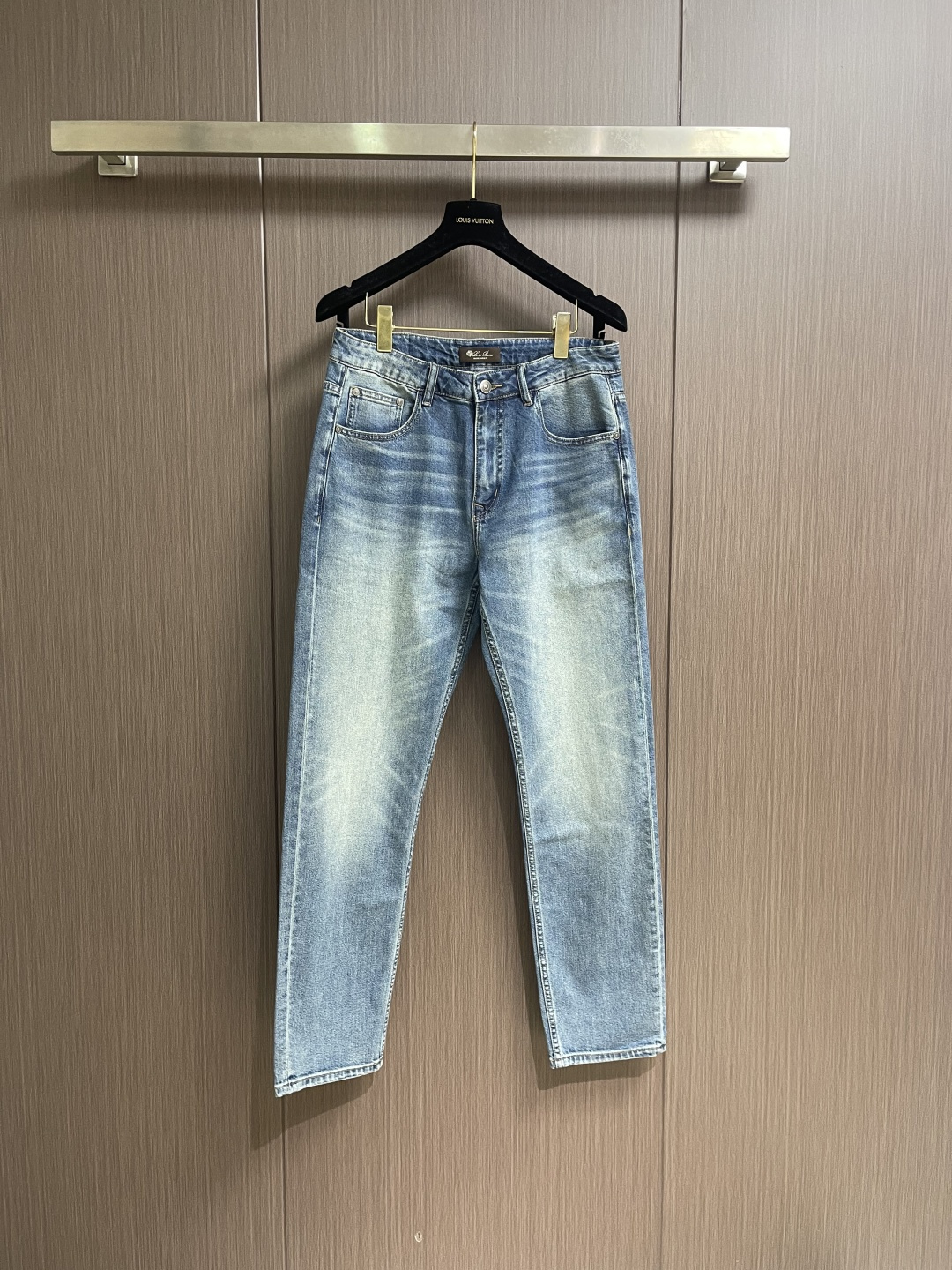 NO:759564,LP Loropiana washed jeans, sharp cut visible to the naked eye, straight slim fit!  Custom-woven and dyed denim denim fabric, the waistband is a classic leather label!  The inner lining has belt loop details, dense and neat wiring, customized hardware with logo engraving, classic fly zipper, and a five-pocket basic model that is easy on the upper body!  Size 29.30.31.32.33.34.36 No 35,,loro piana,loro piana,jeans,19860909LP Loropiana 水洗牛仔裤 肉眼可见的利落裁剪,直筒修身款裤型！定织定染牛仔丹宁布面,裤腰是经典的皮标！内衬有腰带袢细节,密实齐整走线,客供定制五金并有logo雕刻,经典门襟拉链,五口袋的基础款,上身不挑人！尺码29.30.31.32.33.34.36 无35,,loro piana,loro piana,jeans,,Men's clothing