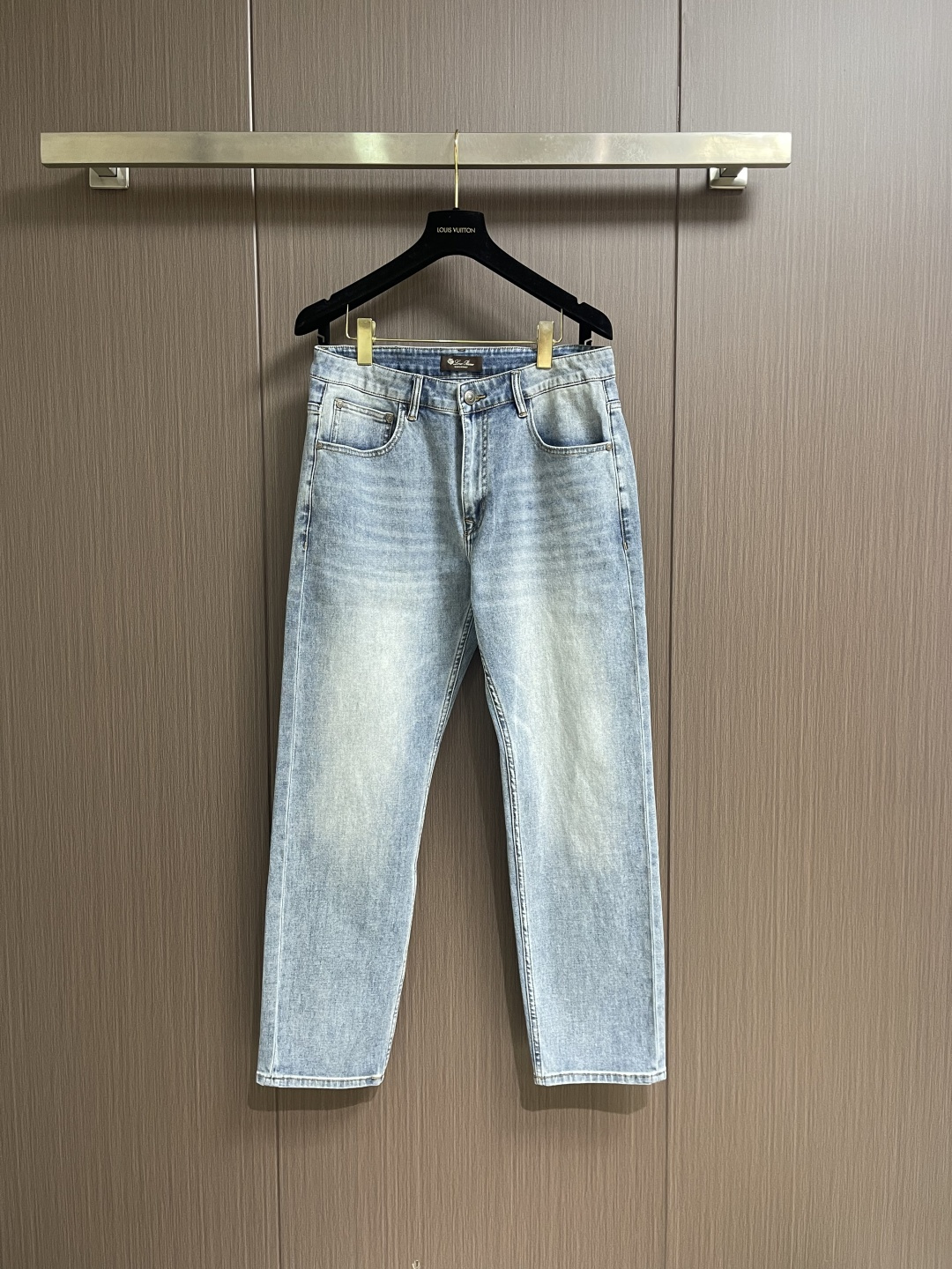 NO:759571,Loropiana LP classic washed jeans, leather label on the back waist, full of brand feel!  The straight version modifies the leg shape and is stretchy and comfortable. It can be easily controlled for daily commuting or leisure. The fabric has elasticity and makes it more comfortable to wear. The denim blue is versatile and can be worn with or out of style. It is easy to switch between multiple styles. Size 29.30.31.32.33.34.36 No 35,,loro piana,loro piana,jeans,19860909Loropiana LP 经典水洗牛仔裤,后腰皮革标牌,品牌感满满！直筒版型,修饰腿型又弹力拉满舒适,日常通勤或休闲都能轻松驾驭面料含弹力,穿着更自在,牛仔蓝百搭,随手搭、或都很出彩,轻松切换多种风格.尺码29.30.31.32.33.34.36 无35,,loro piana,loro piana,jeans,,Men's clothing