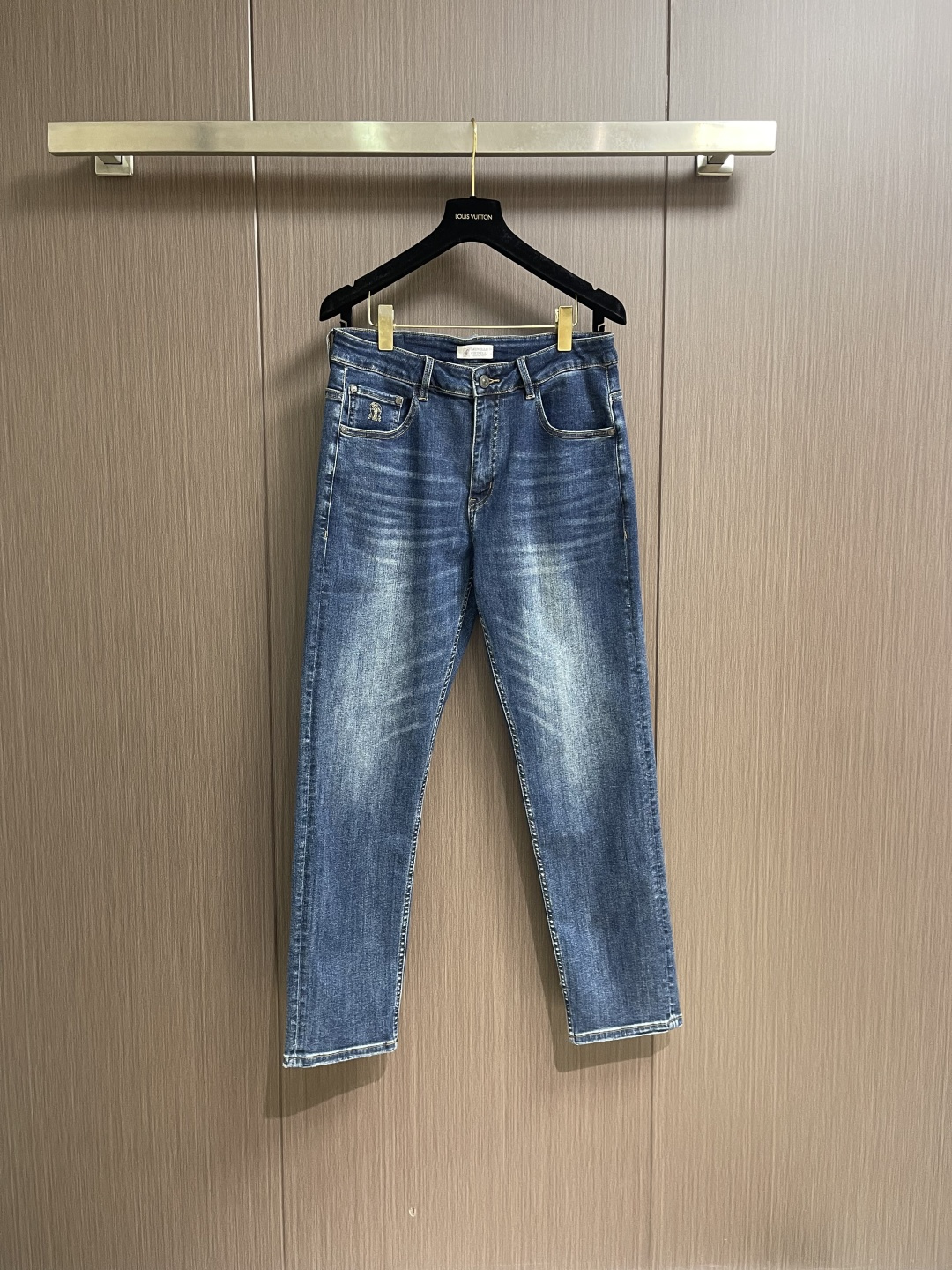 NO:759578,BC 2026ss early autumn new denim trousers. Customized denim fabric imported from Japan, soft to the touch, slim fit on the upper body, slimming around the buttocks, and particularly good-looking. The fashionable clean version is simple and easy to match, so it has become one of the biggest selling points and extremely cost-effective. There is no confusion or trouble about color conflict. The original factory and original label washed wheat are such a high-end jeans with rich inner training, absolutely fashionable and casual.  Size 29.30.31.32.33.34.36 No 35,,jeans,19860909BC 2026ss早秋新款牛仔长裤.定制日本进口丹宁面料,手感柔软上身修身显瘦包臀特别好看完胜,时尚净版潮流简单易搭配因此已成为最大卖点之一而性价比又极高,没有颜色冲突的困惑或困扰,原厂原标水洗麦 这么一款丰富内练高端牛仔裤,绝对时尚休闲百搭款！尺码29.30.31.32.33.34.36 无35,,jeans,,Men's clothing
