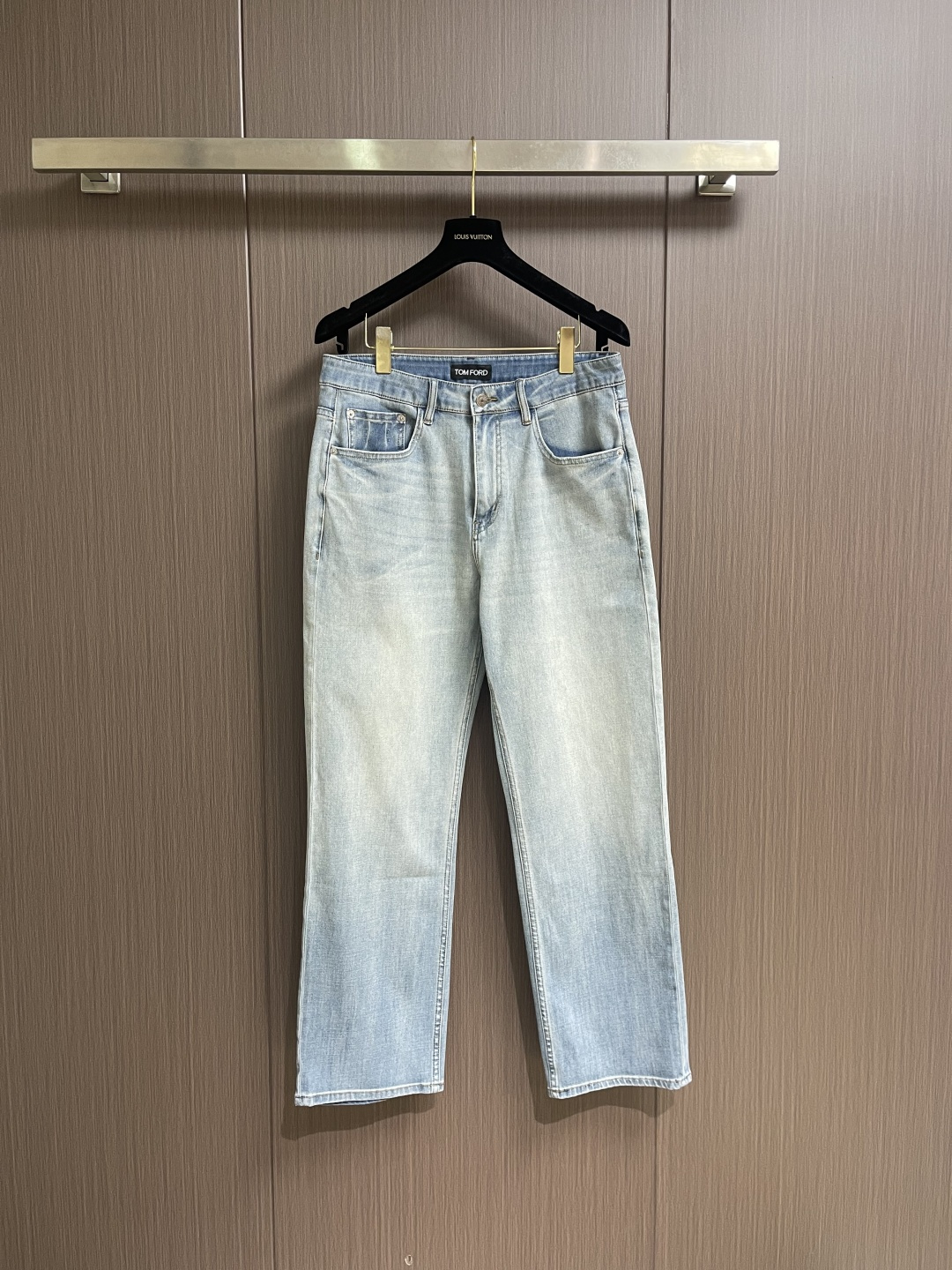 NO:759591,TF 2026ss summer original men's high-end denim jeans, from a well-known family, the color is classic and versatile, the color is very suitable for summer matching needs, it is an excellent representative of the season's stylish and eye-catching style, there is no doubt that it will turn heads, the fabric is slightly elastic, the upper body is extremely comfortable and breathable!  The details are perfect, and the accessories are all provided by customers. It has a touch of retro flavor, and the fusion with denim is natural. It has a first-class shape, lifts and slims the hips, can be mixed and matched between business and leisure, and is highly wearable. It is a high-end denim product that can be encountered but not sought. Size 29.30.31.32.33.34.36 No 35,,tom ford,jeans,19860909TF 2026ss夏季原单男士高端丹宁牛仔裤,系出名门,配色属于经典百搭的,色彩非常符合夏季的搭配需求,属于穿搭季拗造型且吸睛的优秀代表,回头率毋庸置疑,面料略带弹性,上身极为舒适且透气！细节完美如斯,辅料皆为客供,有着淡淡的复古味道,与之丹宁的融合浑然天成,版型一流,提臀修身,商务与休闲混搭兼备,复搭实穿性极高,可遇而不可求的高端丹宁产物.尺码29.30.31.32.33.34.36 无35,,tom ford,jeans,,Men's clothing