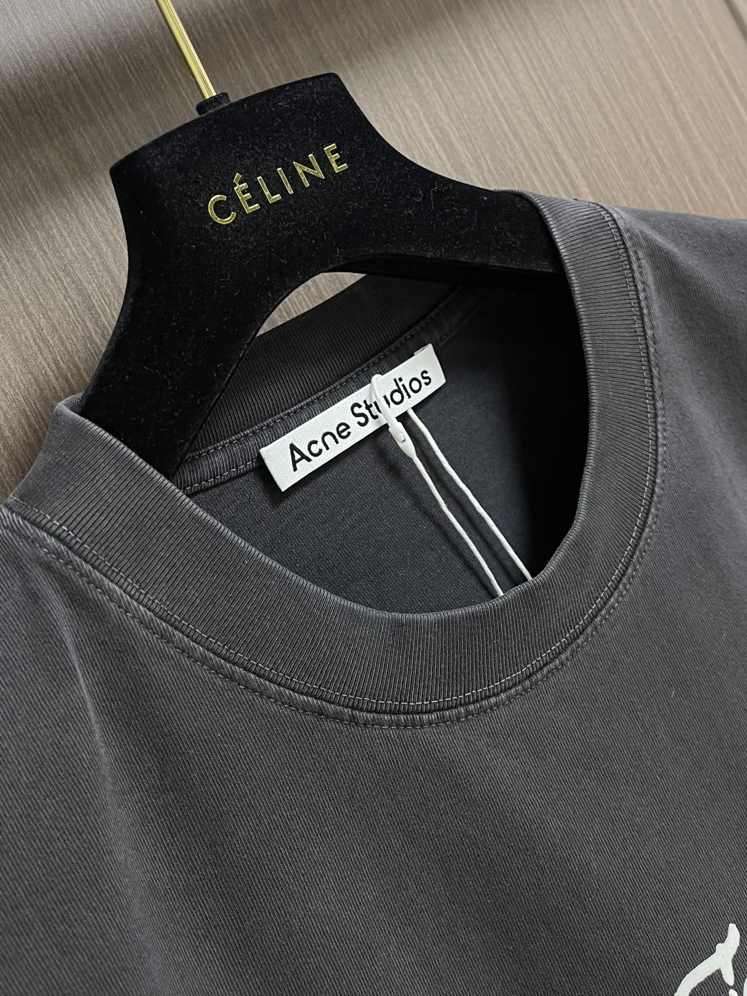 ACNE STUDIOS 草写字母印花短袖T恤，采用定制220G32s85％竹节棉＋15％亚麻混纺面料上