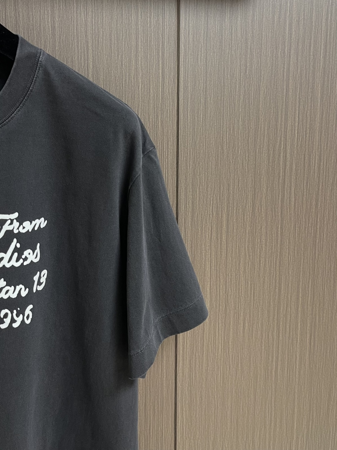 ACNE STUDIOS 草写字母印花短袖T恤，采用定制220G32s85％竹节棉＋15％亚麻混纺面料上