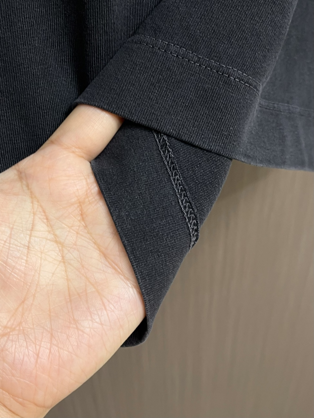 ACNE STUDIOS 草写字母印花短袖T恤，采用定制220G32s85％竹节棉＋15％亚麻混纺面料上