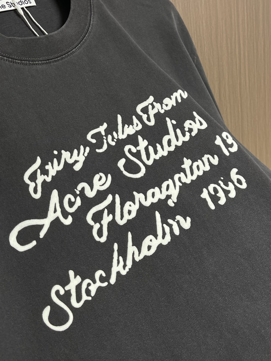 ACNE STUDIOS 草写字母印花短袖T恤，采用定制220G32s85％竹节棉＋15％亚麻混纺面料上