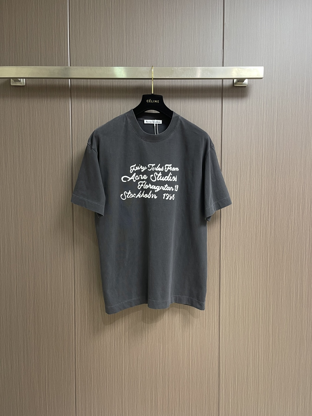 ACNE STUDIOS 草写字母印花短袖T恤，采用定制220G32s85％竹节棉＋15％亚麻混纺面料上