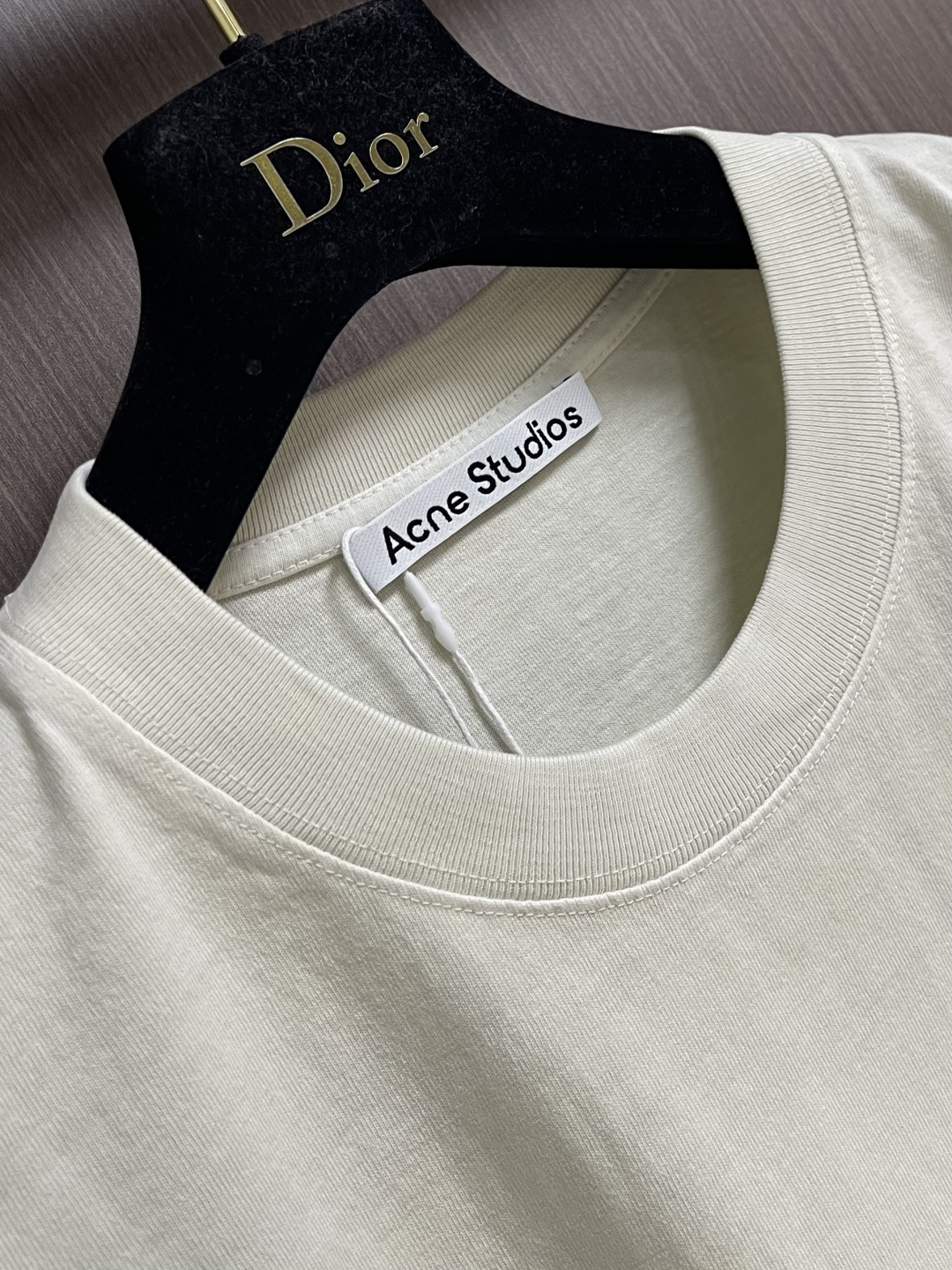 ACNE STUDIOS 草写字母印花短袖T恤，采用定制220G32s85％竹节棉＋15％亚麻混纺面料上