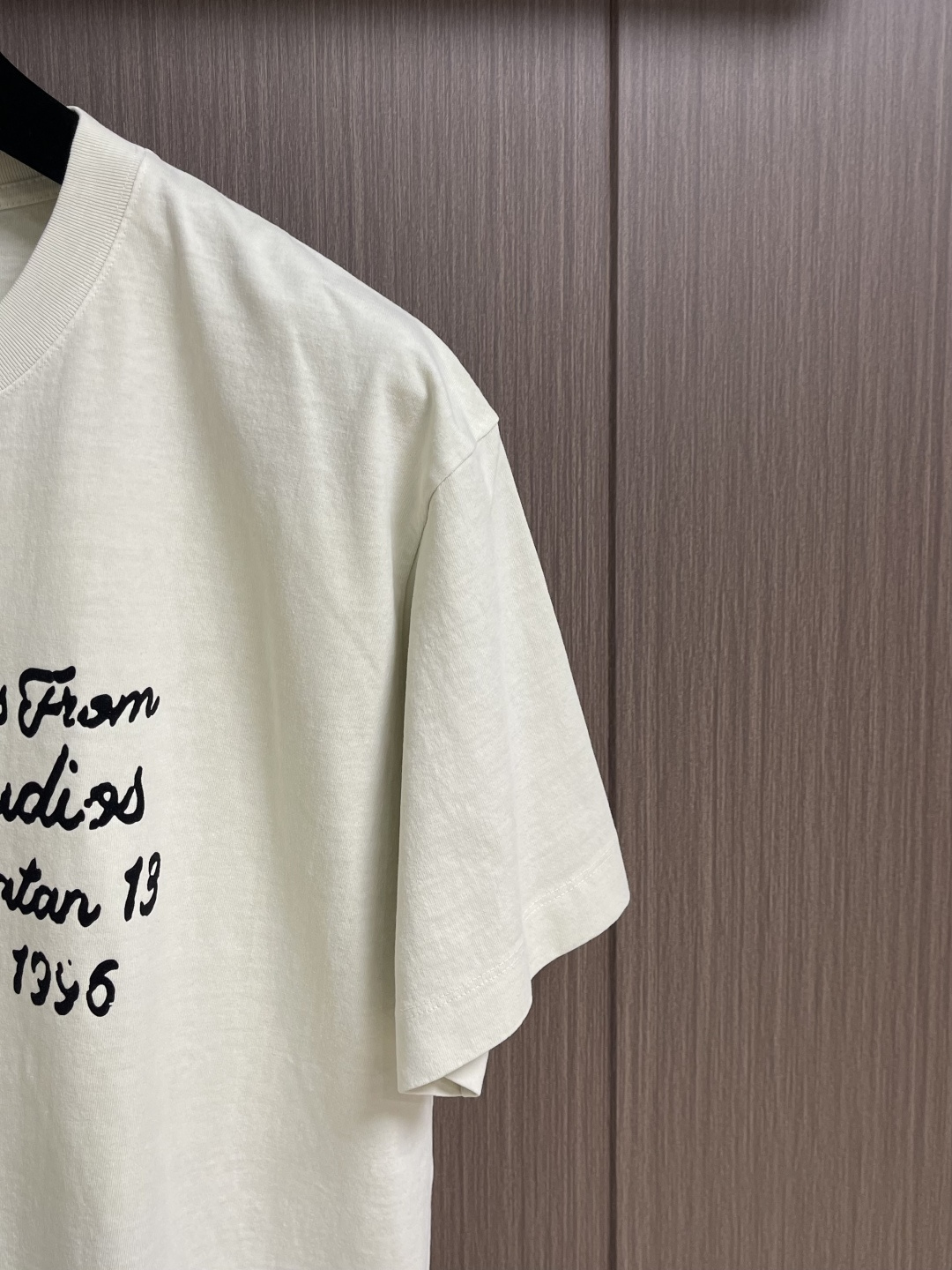 ACNE STUDIOS 草写字母印花短袖T恤，采用定制220G32s85％竹节棉＋15％亚麻混纺面料上