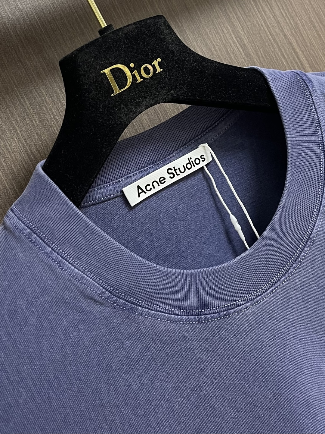 ACNE STUDIOS 草写字母印花短袖T恤，采用定制220G32s85％竹节棉＋15％亚麻混纺面料上