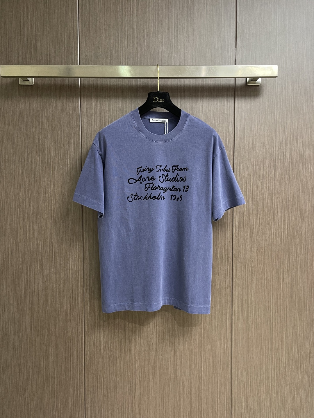 ACNE STUDIOS 草写字母印花短袖T恤，采用定制220G32s85％竹节棉＋15％亚麻混纺面料上
