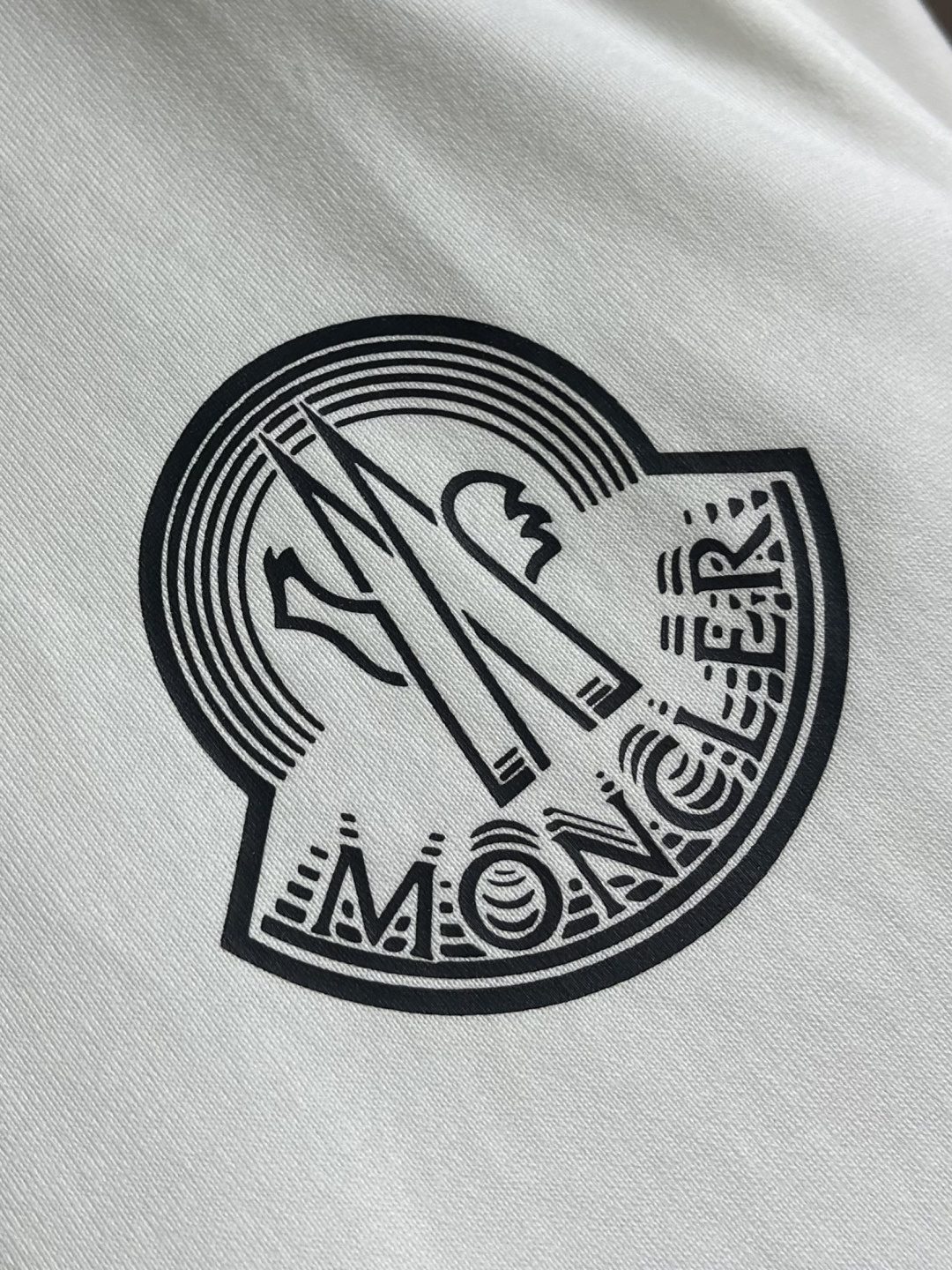 Moncler logo标识印花短袖T恤，纯棉双纱面料，对色定染面料，超精细平网印花工艺，潮流感十足，采